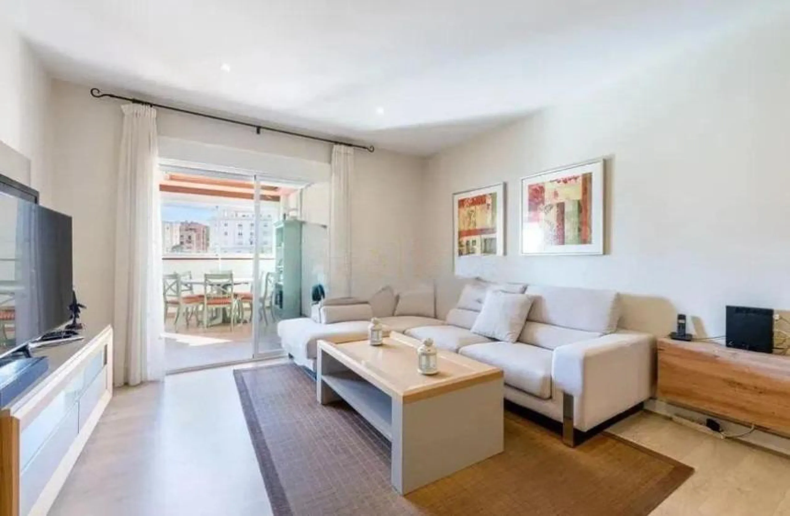 Direct sale from owner. We present this magnificent apartment located in one of the most sought-after areas of Arroyo de la Miel. Completely renovated and with an extension that maximizes space, it is a truly unique property.