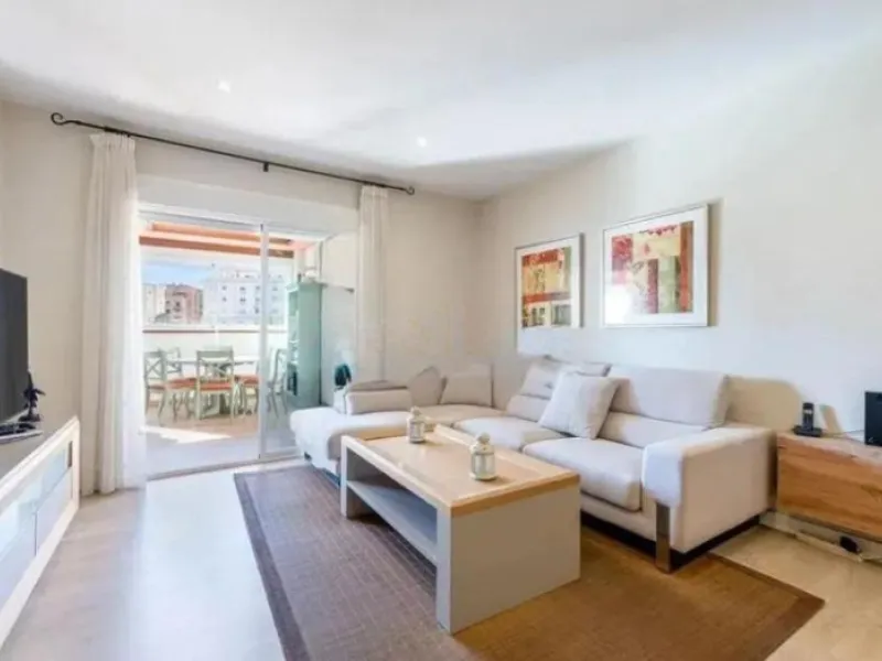 Direct sale from owner. We present this magnificent apartment located in one of the most sought-after areas of Arroyo de la Miel. Completely renovated and with an extension that maximizes space, it is a truly unique property.