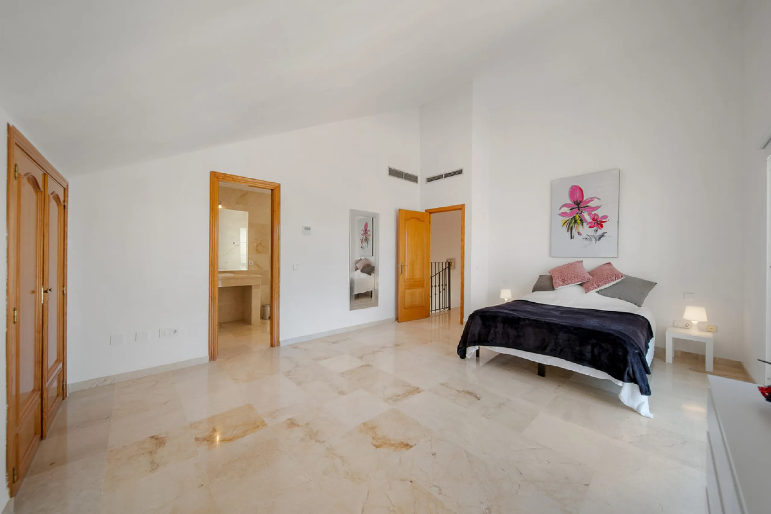 Apartment - Penthouse Duplex в продаже в Marbella, Málaga. В доме 3 спален и 4 ванных комнат. Площадь дома 216 м²