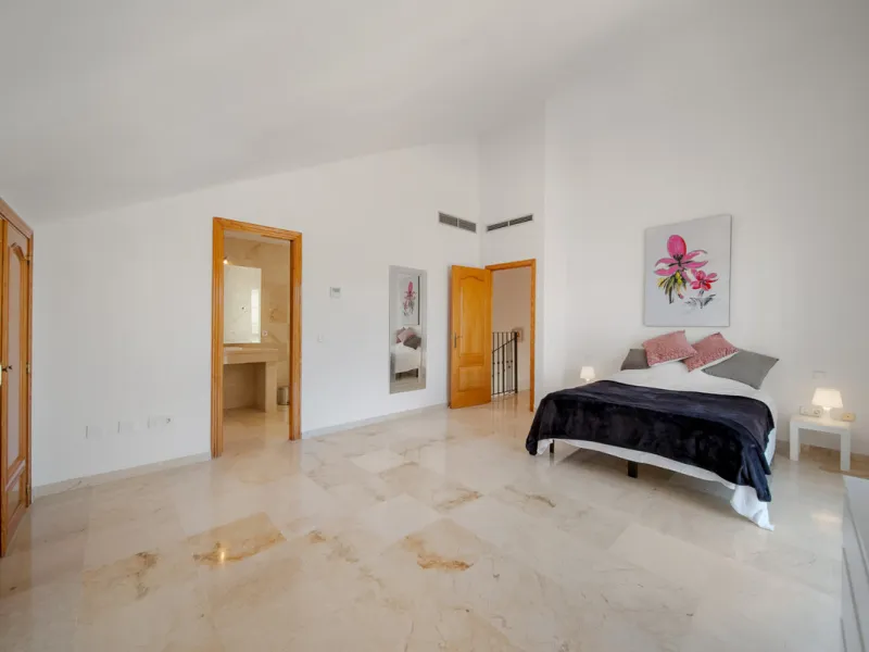 Apartment - Penthouse Duplex в продаже в Marbella, Málaga. В доме 3 спален и 4 ванных комнат. Площадь дома 216 м²
