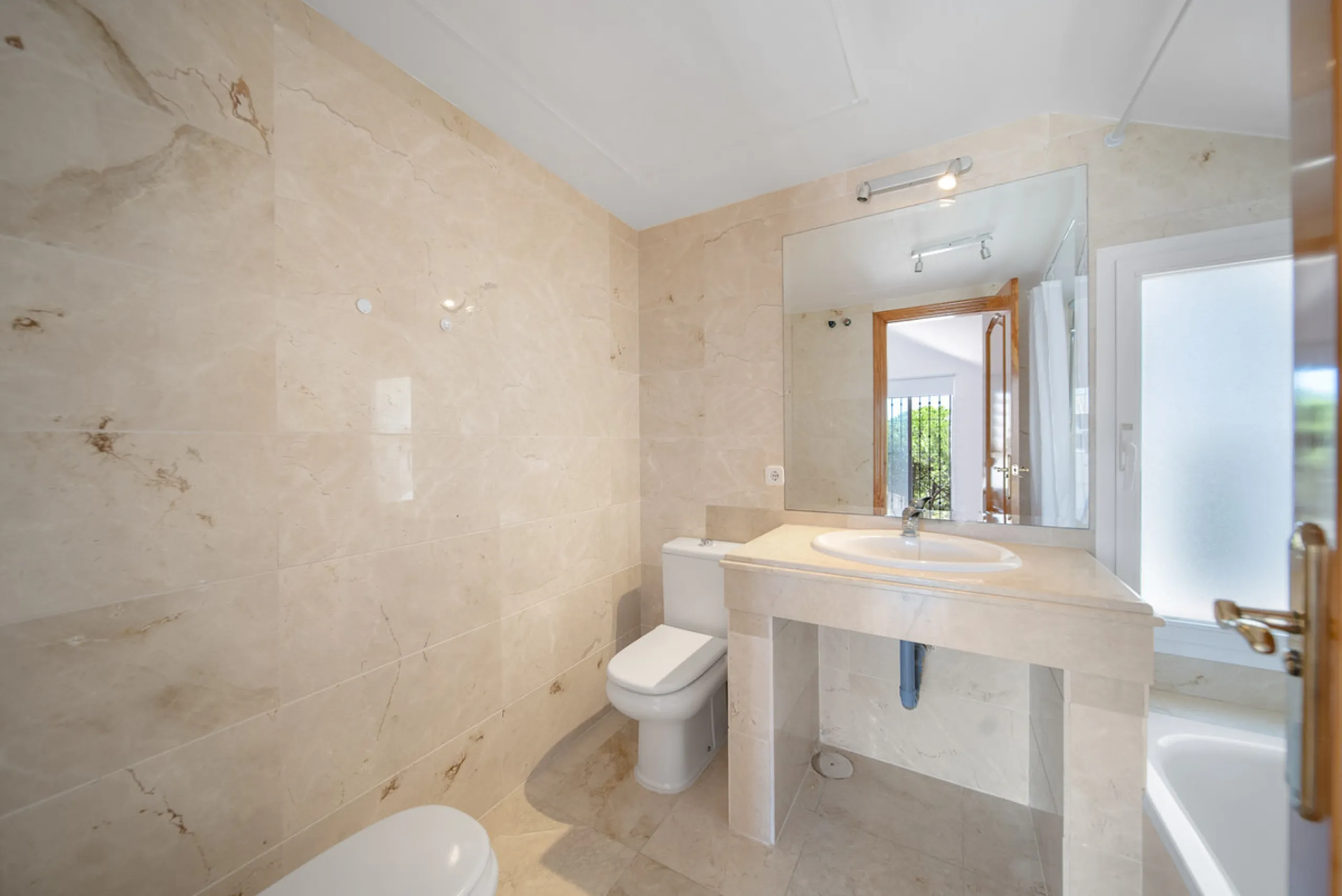 Apartment - Penthouse Duplex в продаже в Marbella, Málaga. В доме 3 спален и 4 ванных комнат. Площадь дома 216 м²