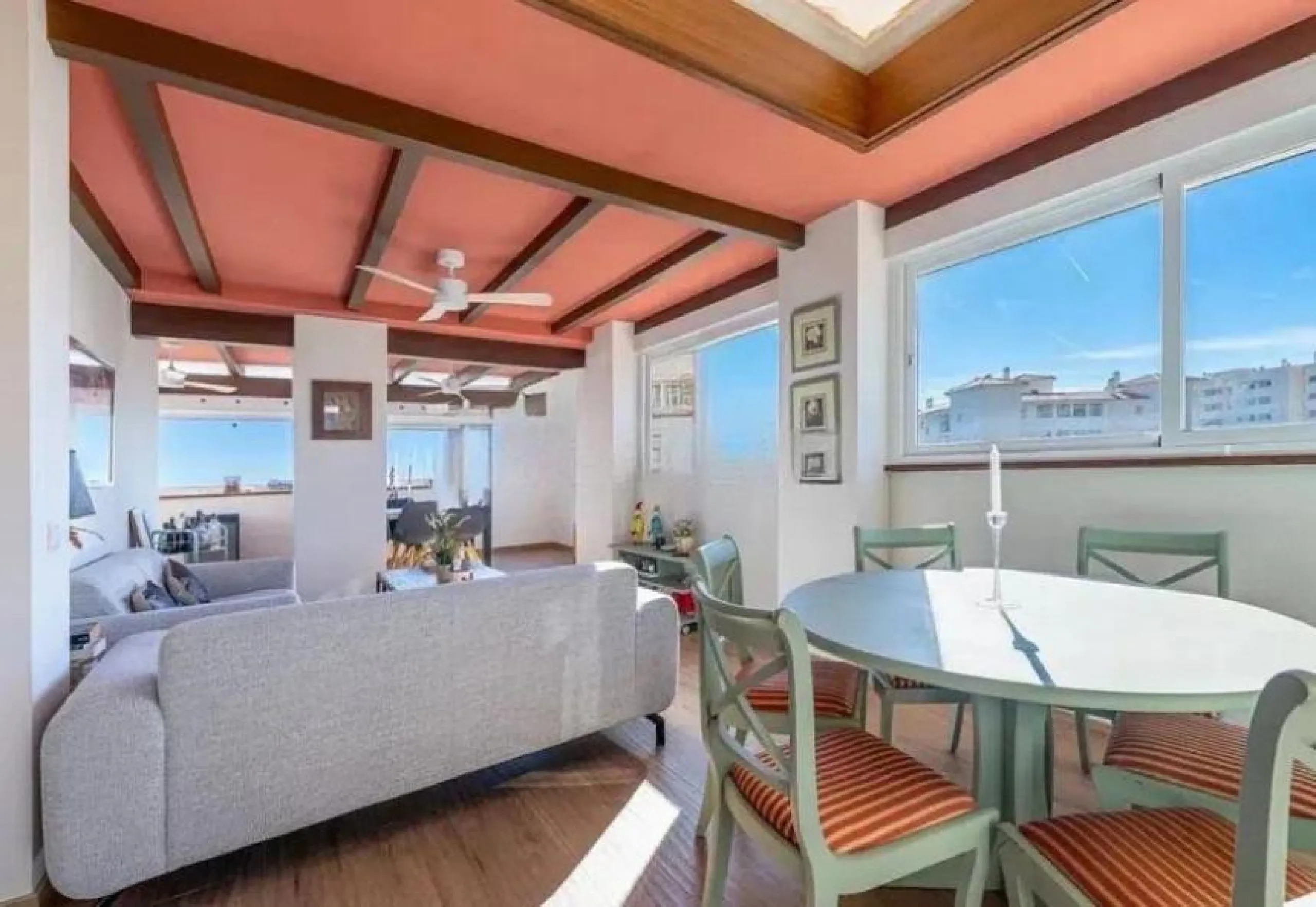 Direct sale from owner. We present this magnificent apartment located in one of the most sought-after areas of Arroyo de la Miel. Completely renovated and with an extension that maximizes space, it is a truly unique property.