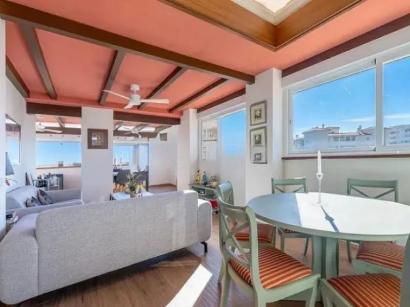 Direct sale from owner. We present this magnificent apartment located in one of the most sought-after areas of Arroyo de la Miel. Completely renovated and with an extension that maximizes space, it is a truly unique property.
