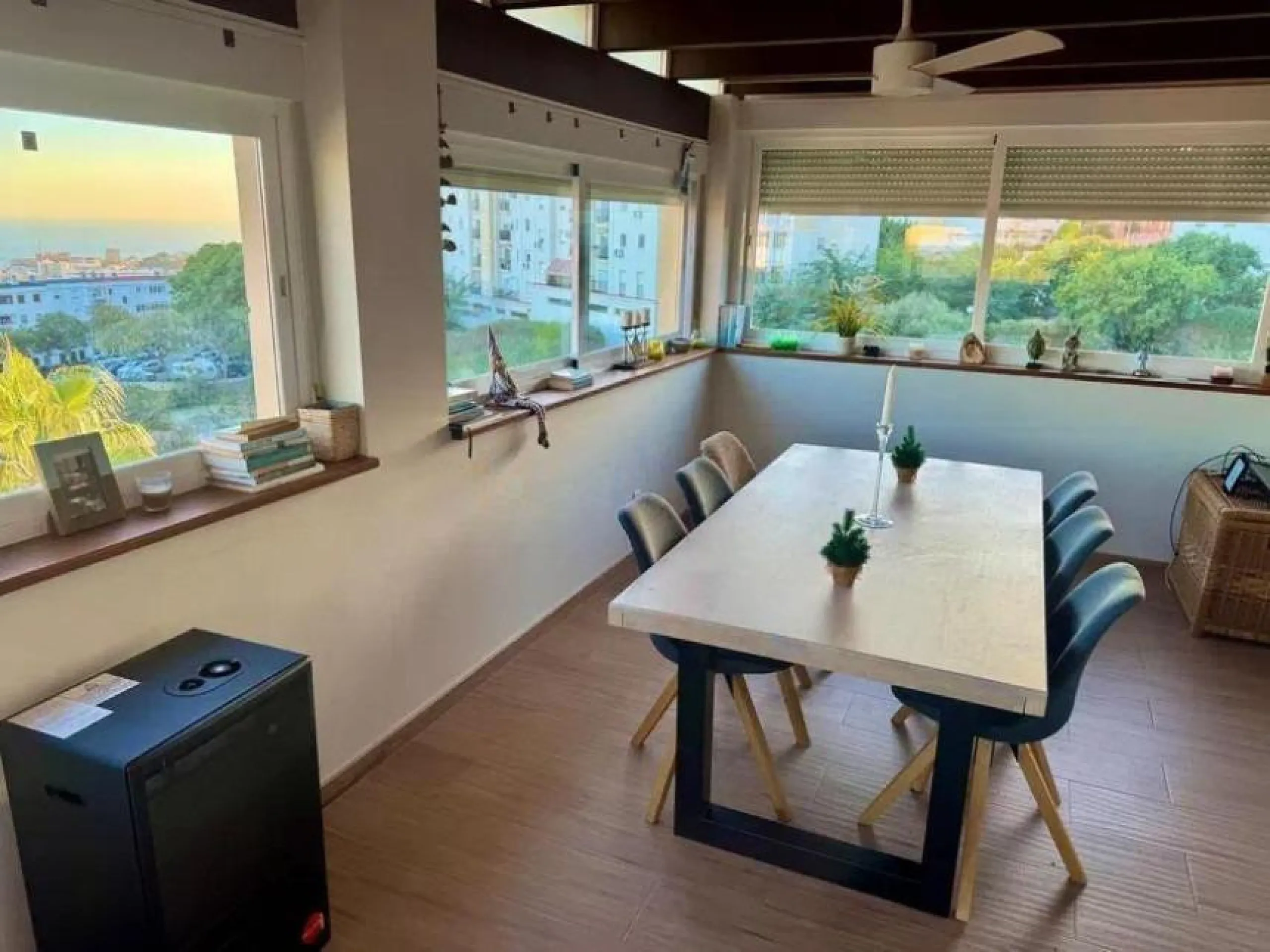 Direct sale from owner. We present this magnificent apartment located in one of the most sought-after areas of Arroyo de la Miel. Completely renovated and with an extension that maximizes space, it is a truly unique property.