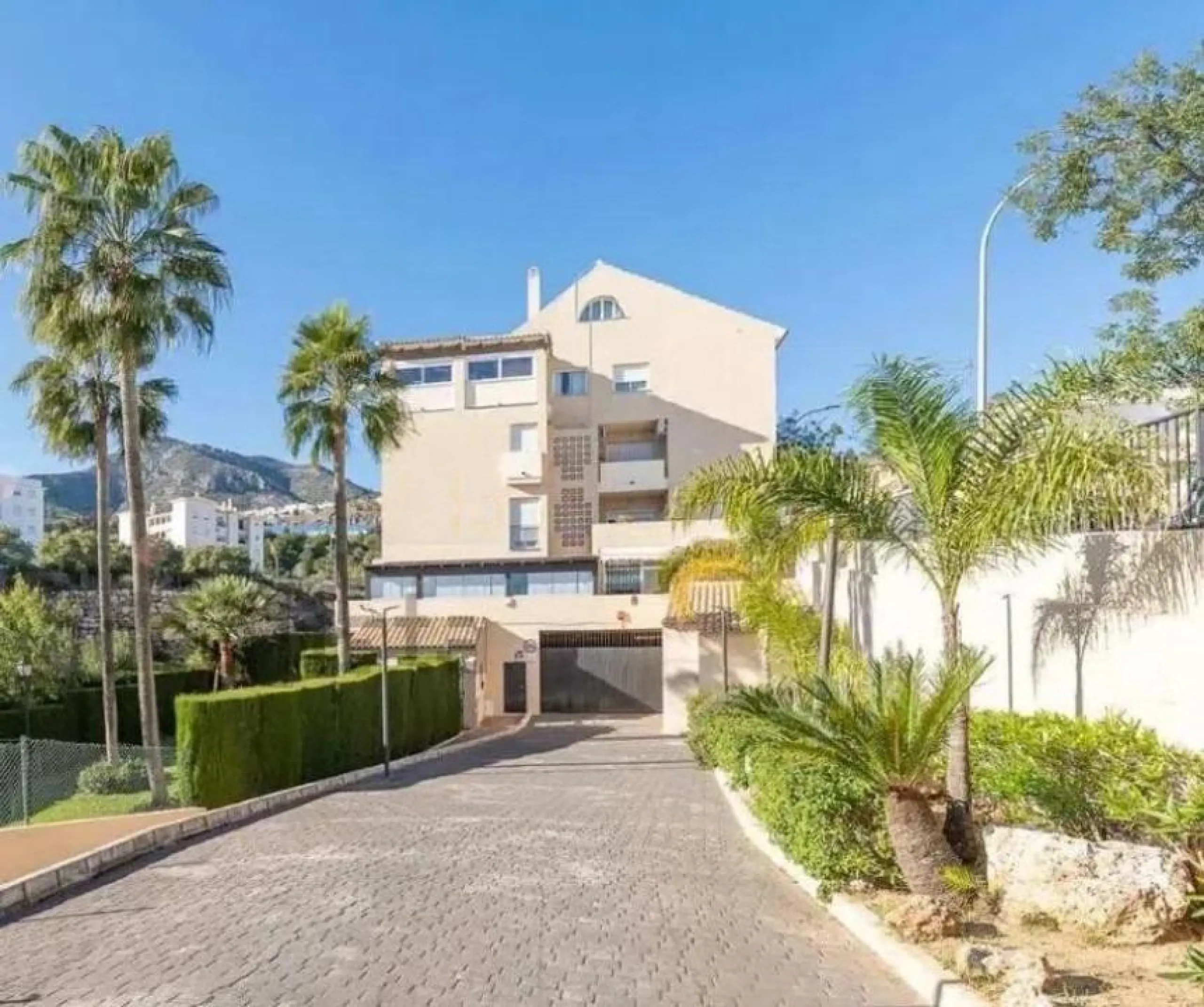 Direct sale from owner. We present this magnificent apartment located in one of the most sought-after areas of Arroyo de la Miel. Completely renovated and with an extension that maximizes space, it is a truly unique property.
