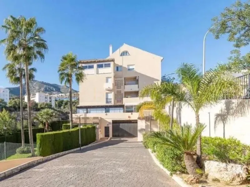 Direct sale from owner. We present this magnificent apartment located in one of the most sought-after areas of Arroyo de la Miel. Completely renovated and with an extension that maximizes space, it is a truly unique property.