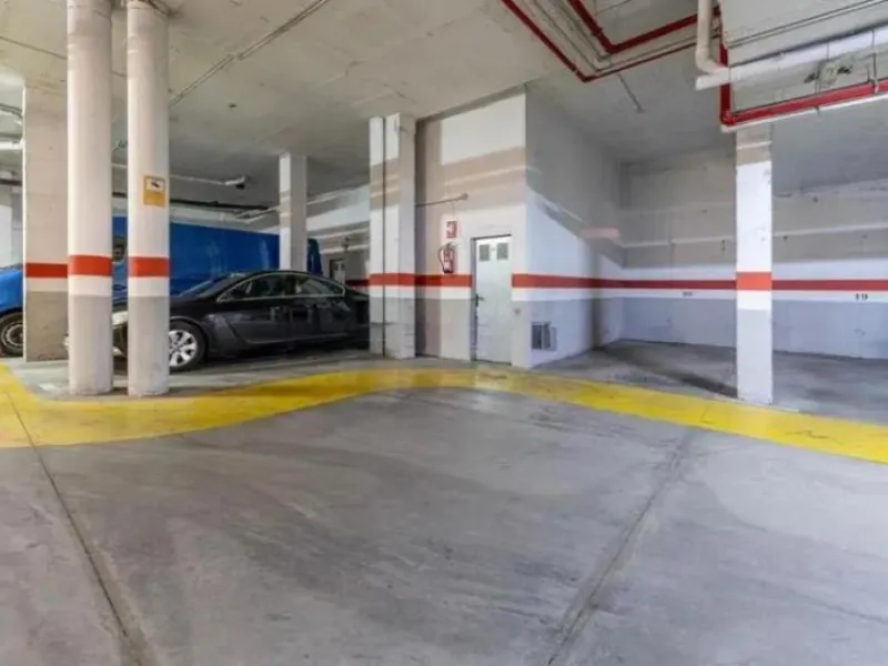Direct sale from owner. We present this magnificent apartment located in one of the most sought-after areas of Arroyo de la Miel. Completely renovated and with an extension that maximizes space, it is a truly unique property.