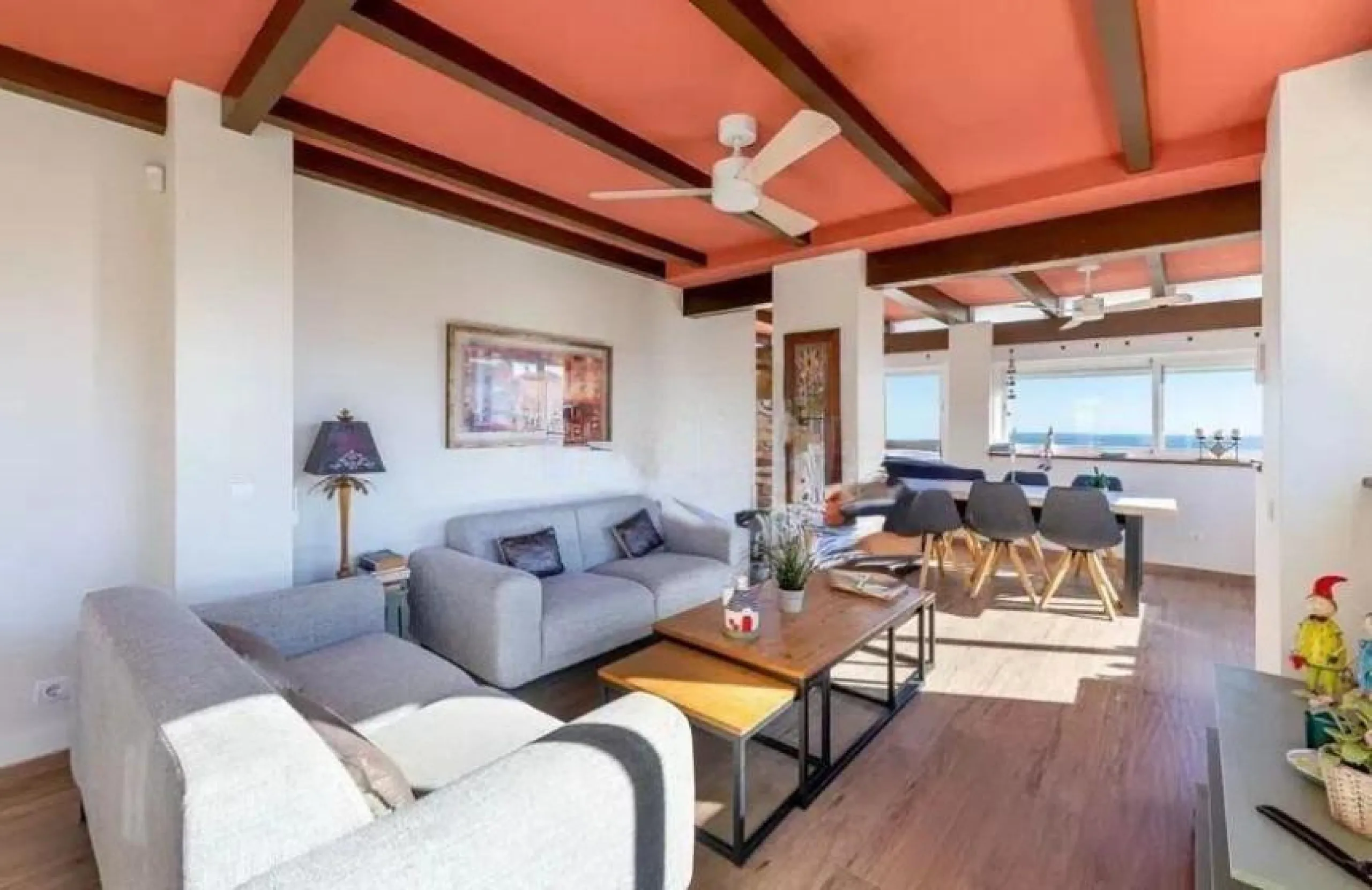 Direct sale from owner. We present this magnificent apartment located in one of the most sought-after areas of Arroyo de la Miel. Completely renovated and with an extension that maximizes space, it is a truly unique property.