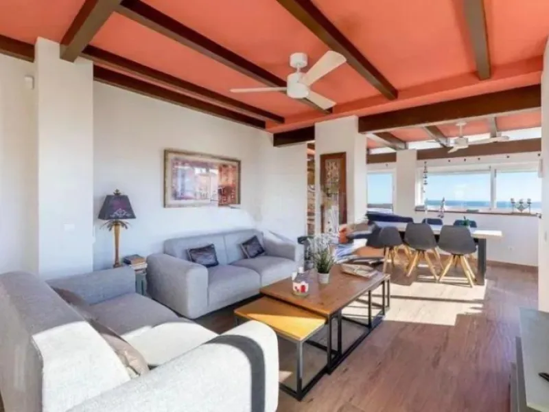 Direct sale from owner. We present this magnificent apartment located in one of the most sought-after areas of Arroyo de la Miel. Completely renovated and with an extension that maximizes space, it is a truly unique property.