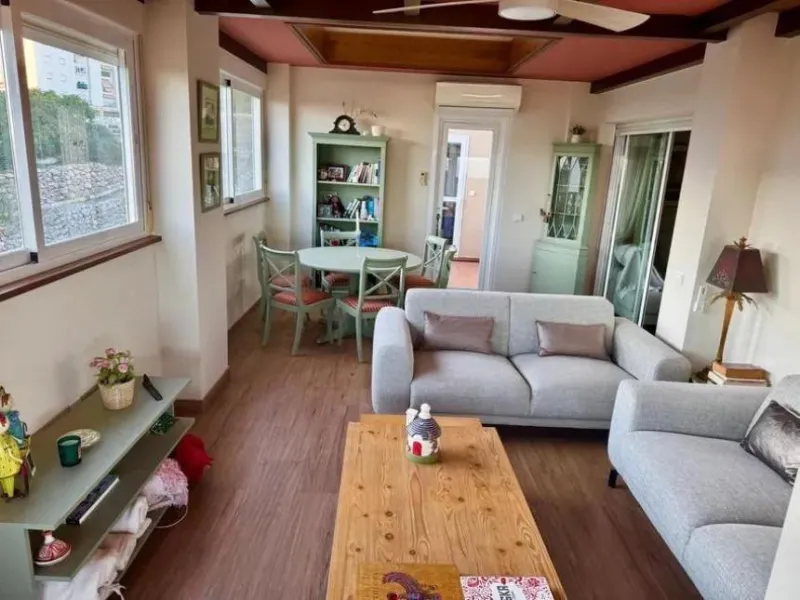 Direct sale from owner. We present this magnificent apartment located in one of the most sought-after areas of Arroyo de la Miel. Completely renovated and with an extension that maximizes space, it is a truly unique property.