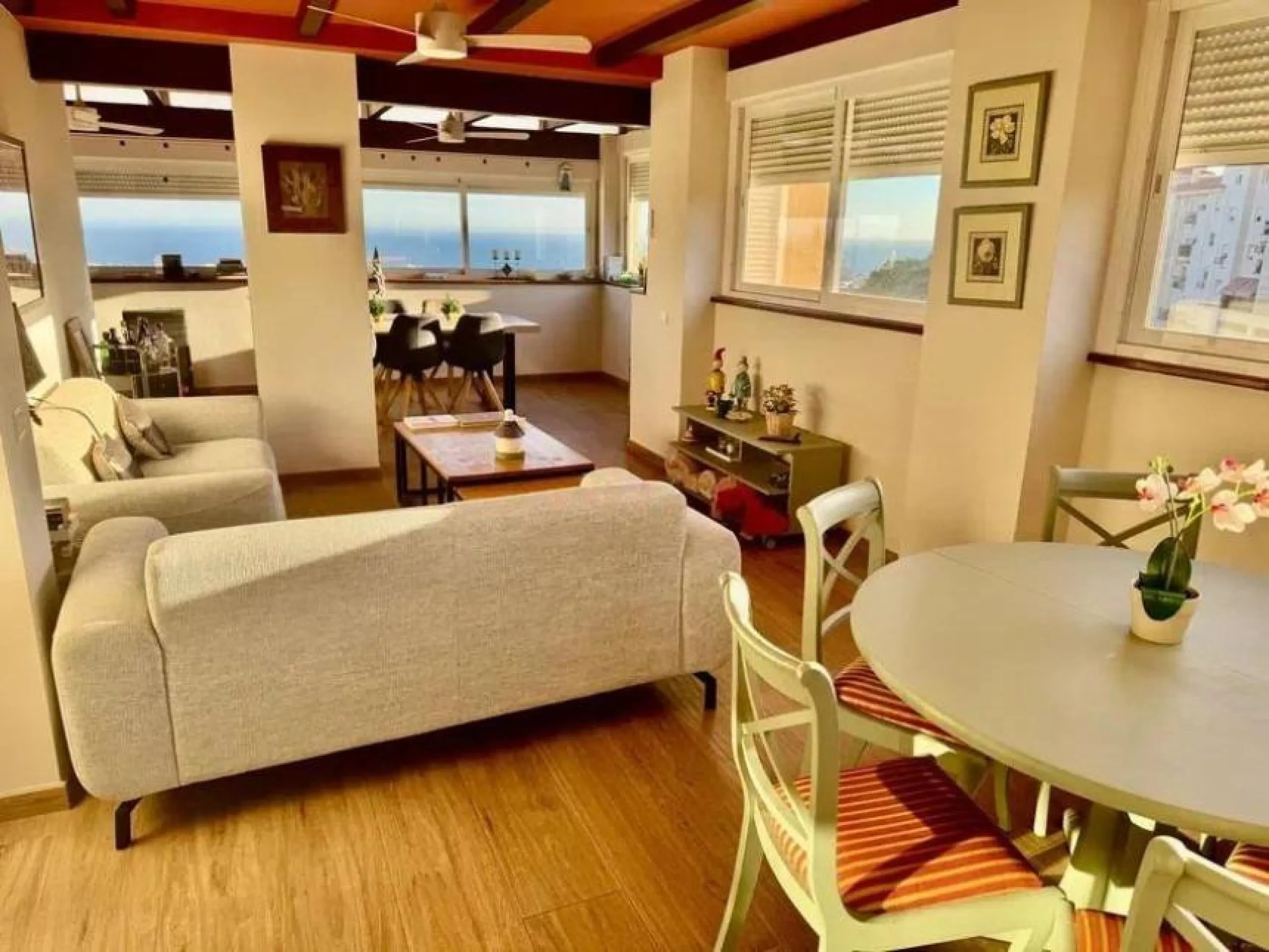 Direct sale from owner. We present this magnificent apartment located in one of the most sought-after areas of Arroyo de la Miel. Completely renovated and with an extension that maximizes space, it is a truly unique property.