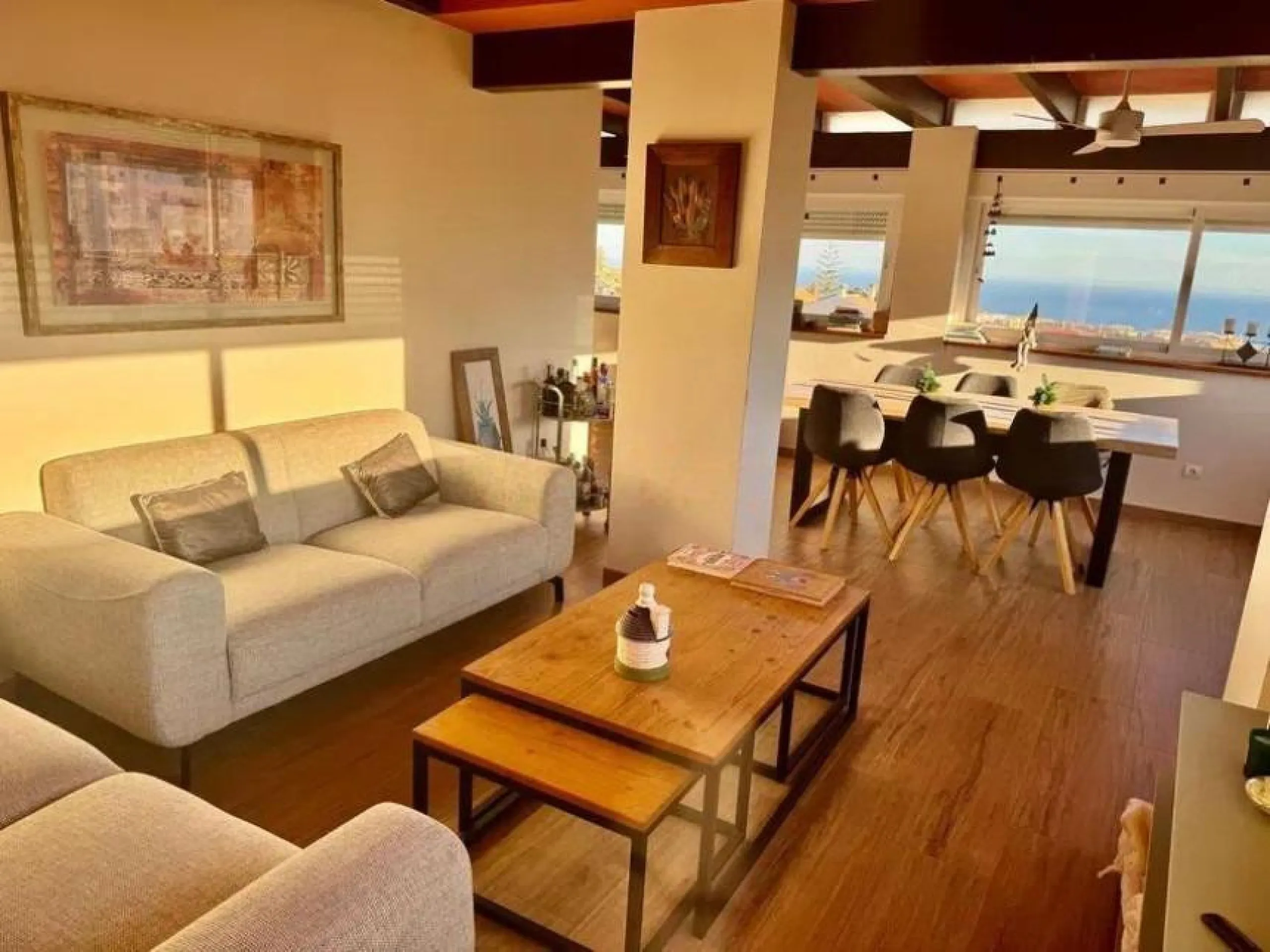 Direct sale from owner. We present this magnificent apartment located in one of the most sought-after areas of Arroyo de la Miel. Completely renovated and with an extension that maximizes space, it is a truly unique property.