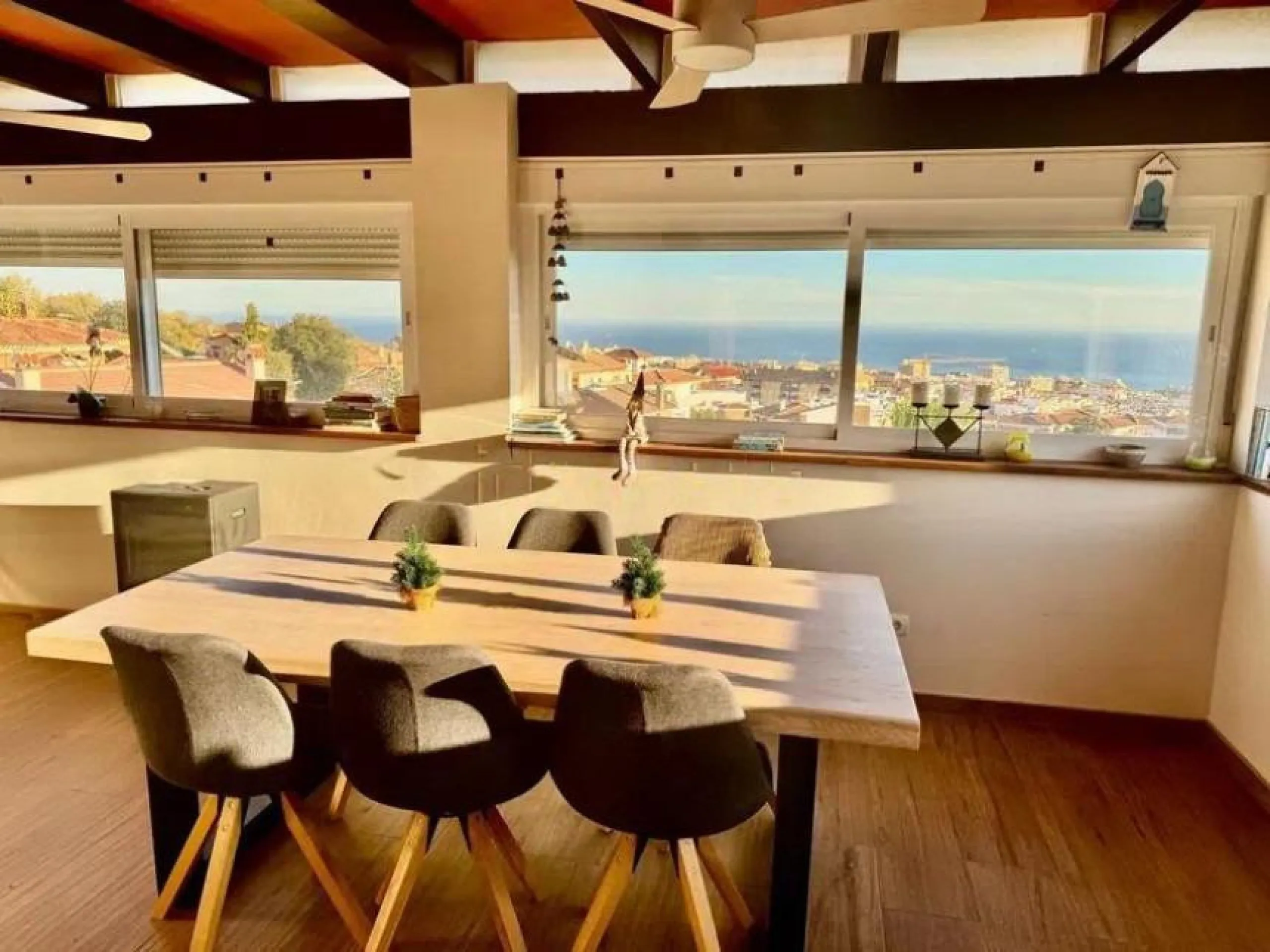 Direct sale from owner. We present this magnificent apartment located in one of the most sought-after areas of Arroyo de la Miel. Completely renovated and with an extension that maximizes space, it is a truly unique property.