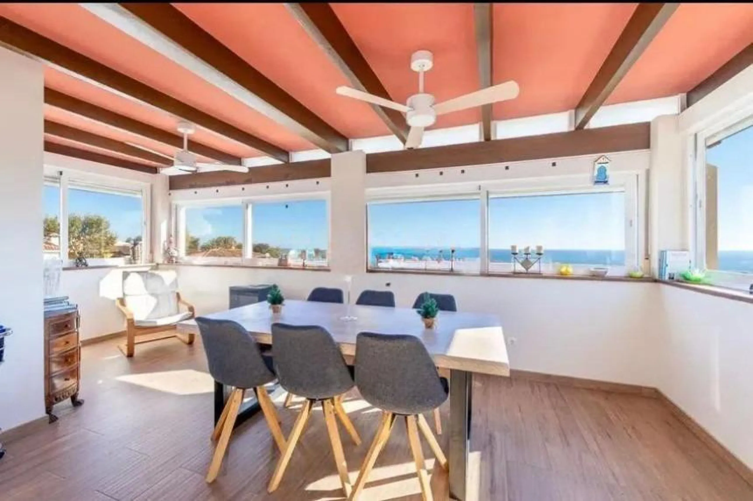 Direct sale from owner. We present this magnificent apartment located in one of the most sought-after areas of Arroyo de la Miel. Completely renovated and with an extension that maximizes space, it is a truly unique property.
