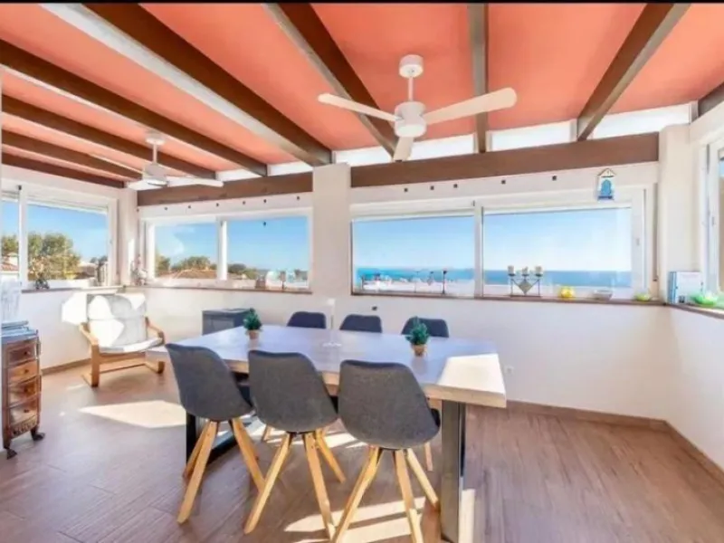 Direct sale from owner. We present this magnificent apartment located in one of the most sought-after areas of Arroyo de la Miel. Completely renovated and with an extension that maximizes space, it is a truly unique property.