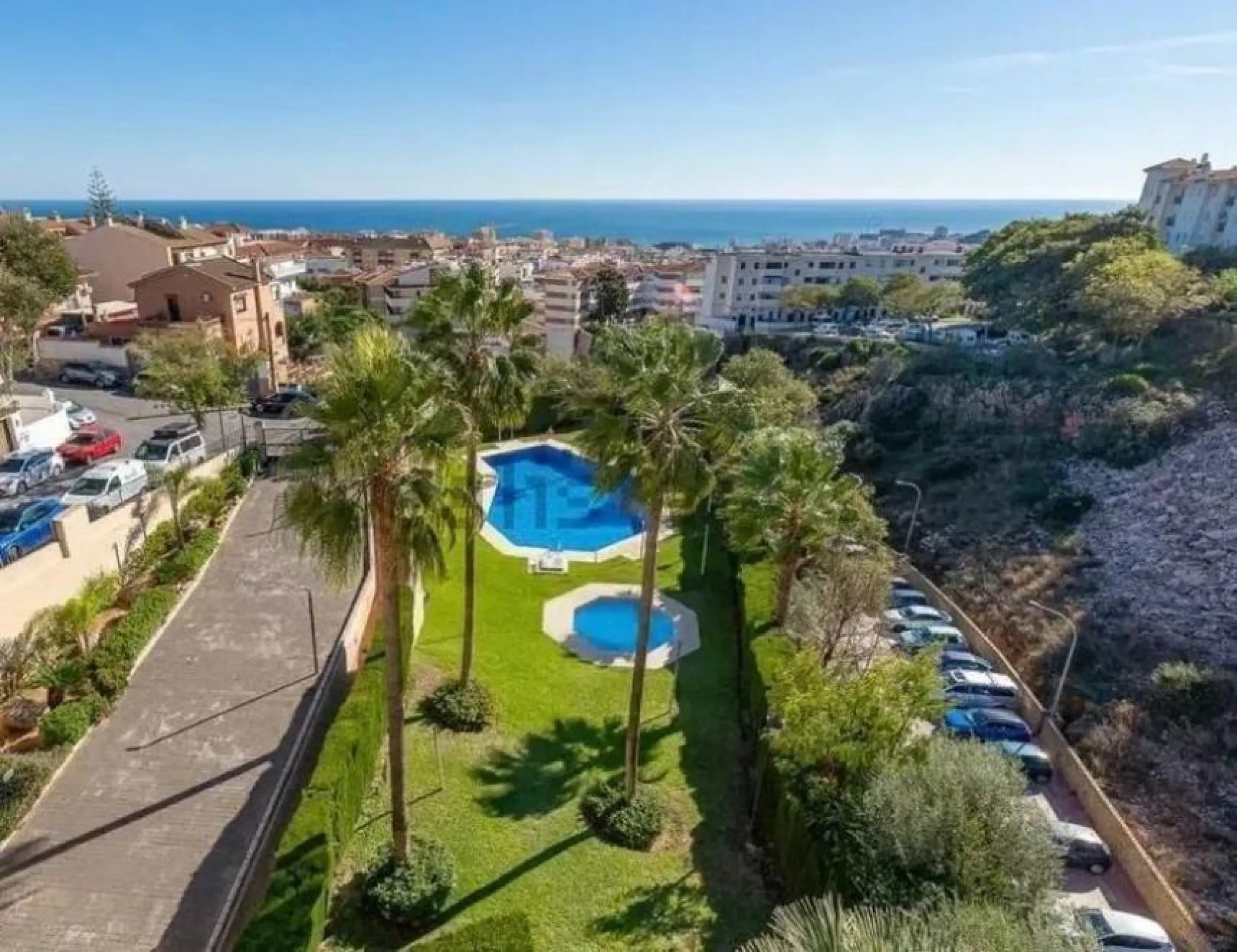 Direct sale from owner. We present this magnificent apartment located in one of the most sought-after areas of Arroyo de la Miel. Completely renovated and with an extension that maximizes space, it is a truly unique property.