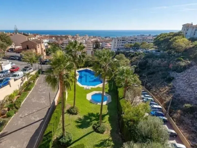 Direct sale from owner. We present this magnificent apartment located in one of the most sought-after areas of Arroyo de la Miel. Completely renovated and with an extension that maximizes space, it is a truly unique property.