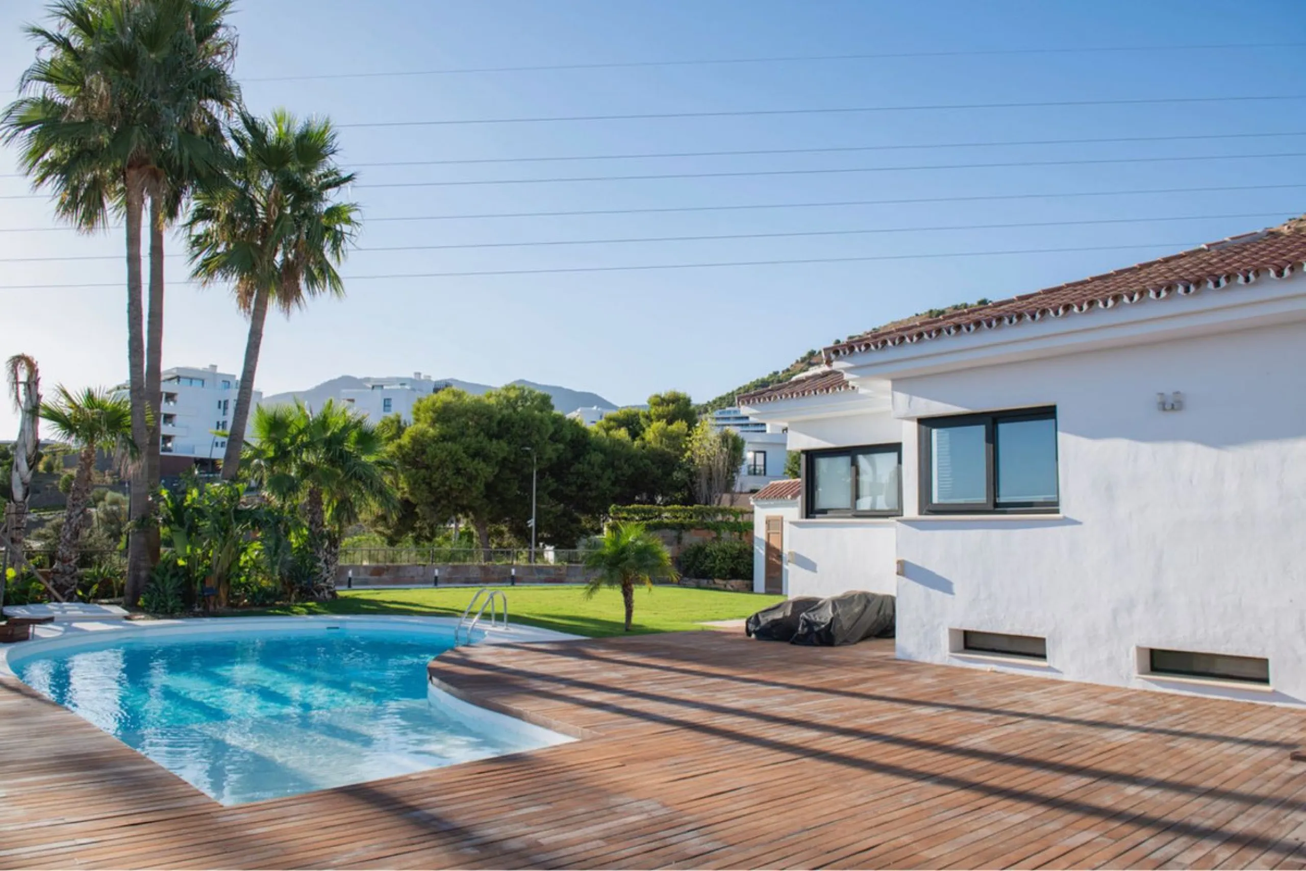 House - Detached Villa в продаже в Benalmadena, Málaga. В доме 4 спален и 4 ванных комнат. Площадь дома 294 м². Площадь участка 847 м²