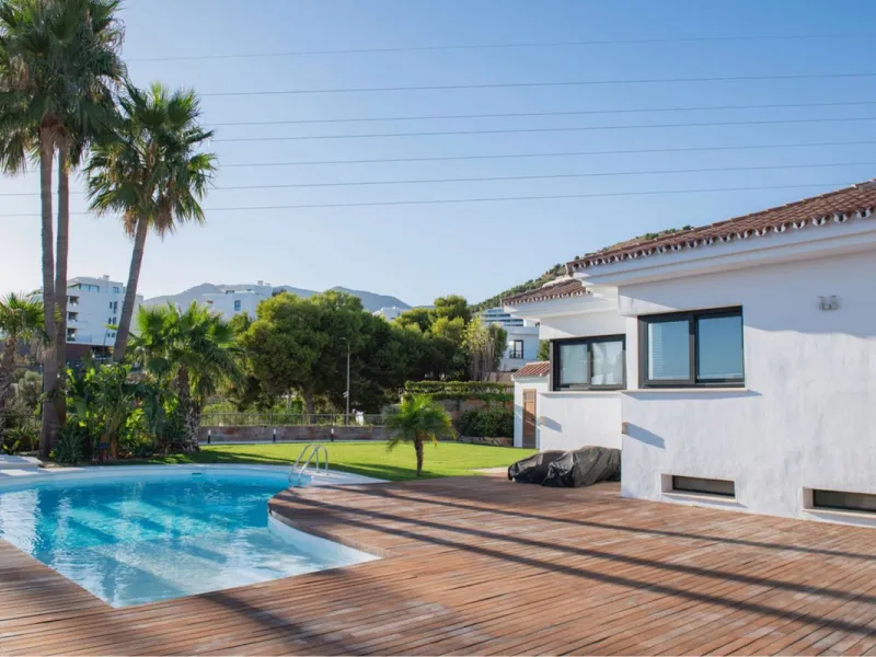 Discover this spectacular Villa with SEA views and unique design in one of the most exclusive areas of the Costa del Sol, Higueron, Benalmadena! Ideal property for families looking for space, comfort, sustainability, in a quiet and safe area within reach 
