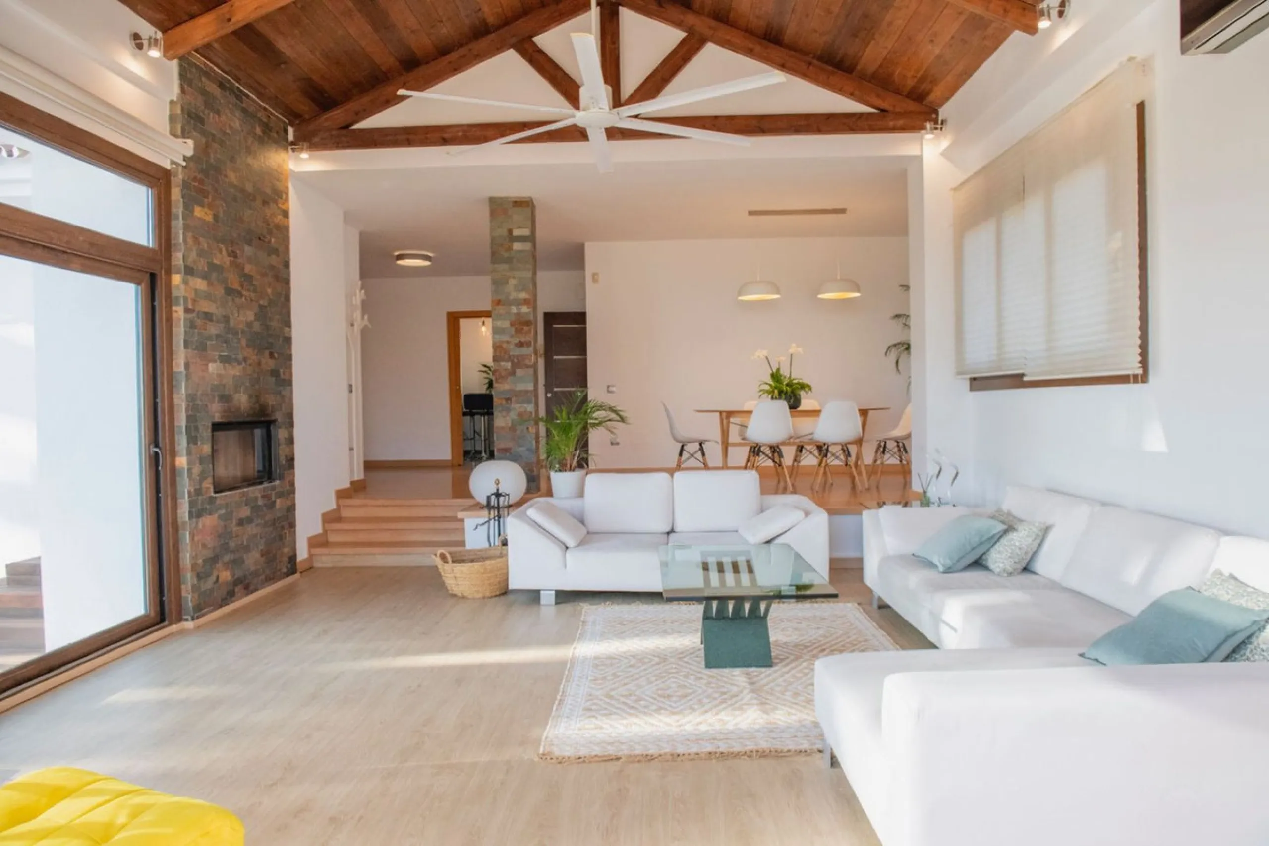 House - Detached Villa в продаже в Benalmadena, Málaga. В доме 4 спален и 4 ванных комнат. Площадь дома 294 м². Площадь участка 847 м²