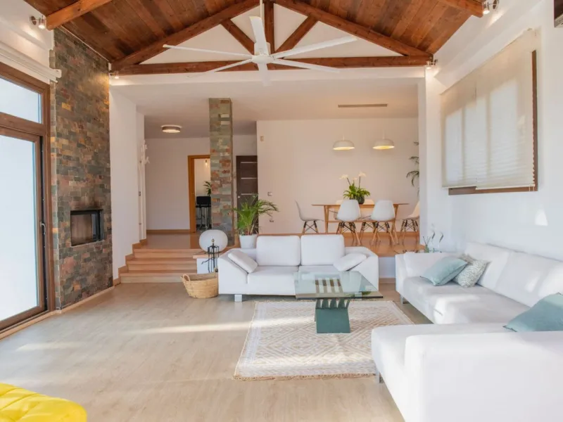 House - Detached Villa в продаже в Benalmadena, Málaga. В доме 4 спален и 4 ванных комнат. Площадь дома 294 м². Площадь участка 847 м²