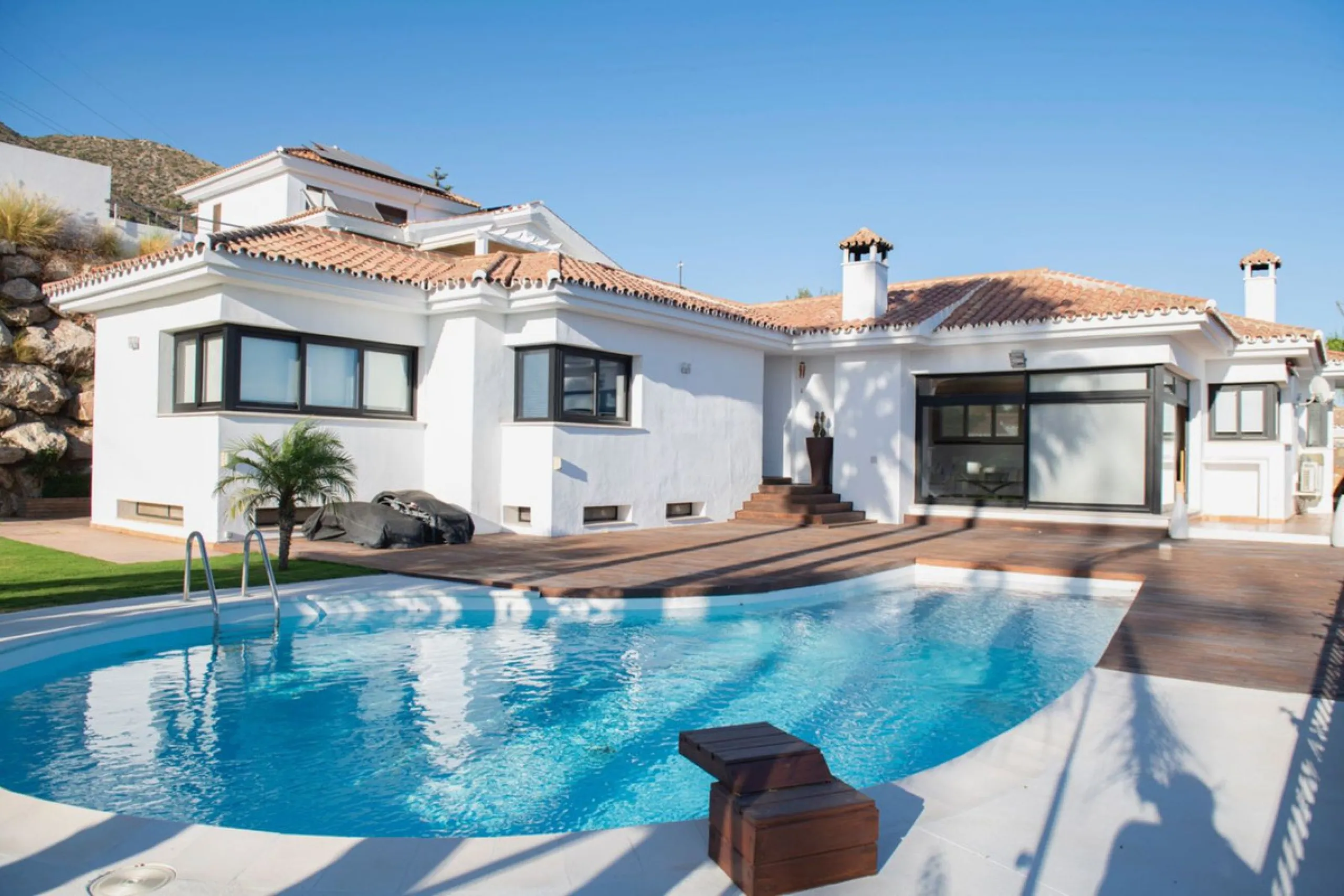 House - Detached Villa в продаже в Benalmadena, Málaga. В доме 4 спален и 4 ванных комнат. Площадь дома 294 м². Площадь участка 847 м²