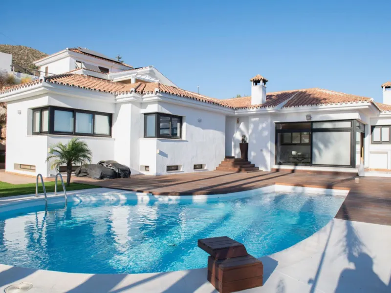 House - Detached Villa в продаже в Benalmadena, Málaga. В доме 4 спален и 4 ванных комнат. Площадь дома 294 м². Площадь участка 847 м²