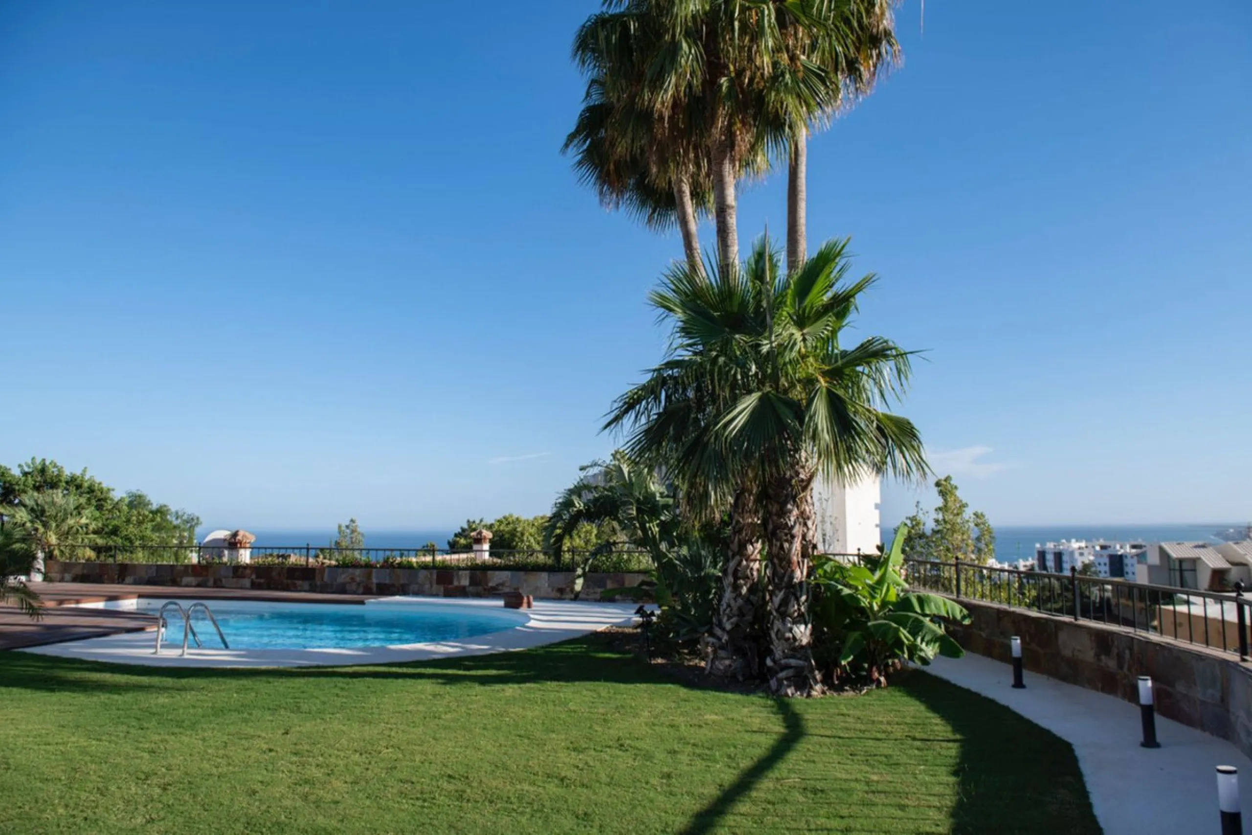 House - Detached Villa в продаже в Benalmadena, Málaga. В доме 4 спален и 4 ванных комнат. Площадь дома 294 м². Площадь участка 847 м²
