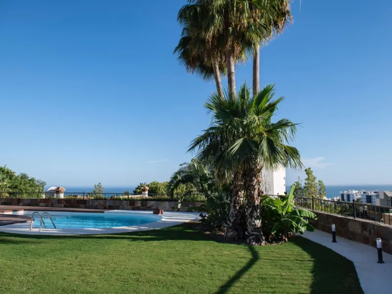 House - Detached Villa в продаже в Benalmadena, Málaga. В доме 4 спален и 4 ванных комнат. Площадь дома 294 м². Площадь участка 847 м²