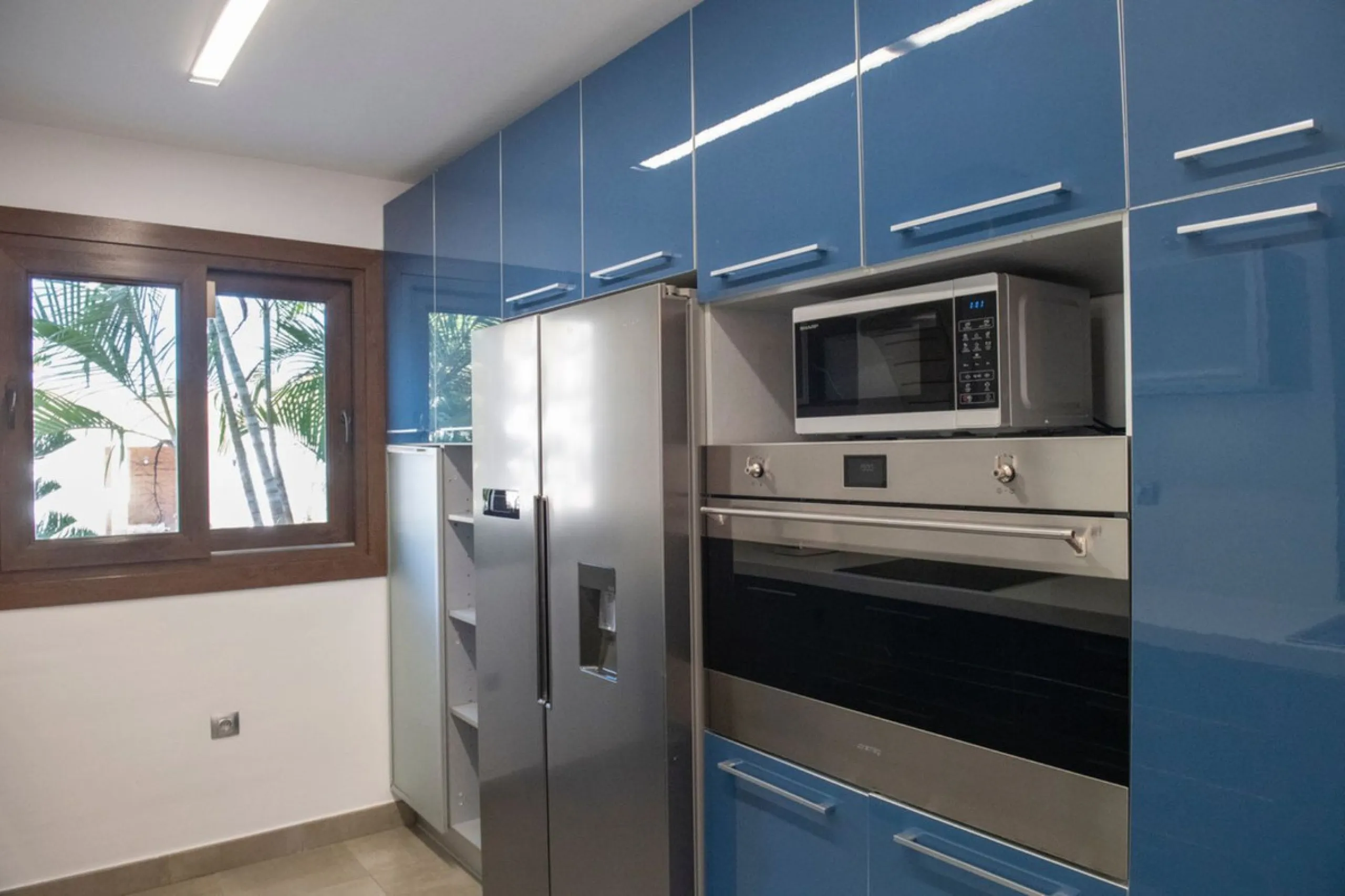 House - Detached Villa в продаже в Benalmadena, Málaga. В доме 4 спален и 4 ванных комнат. Площадь дома 294 м². Площадь участка 847 м²