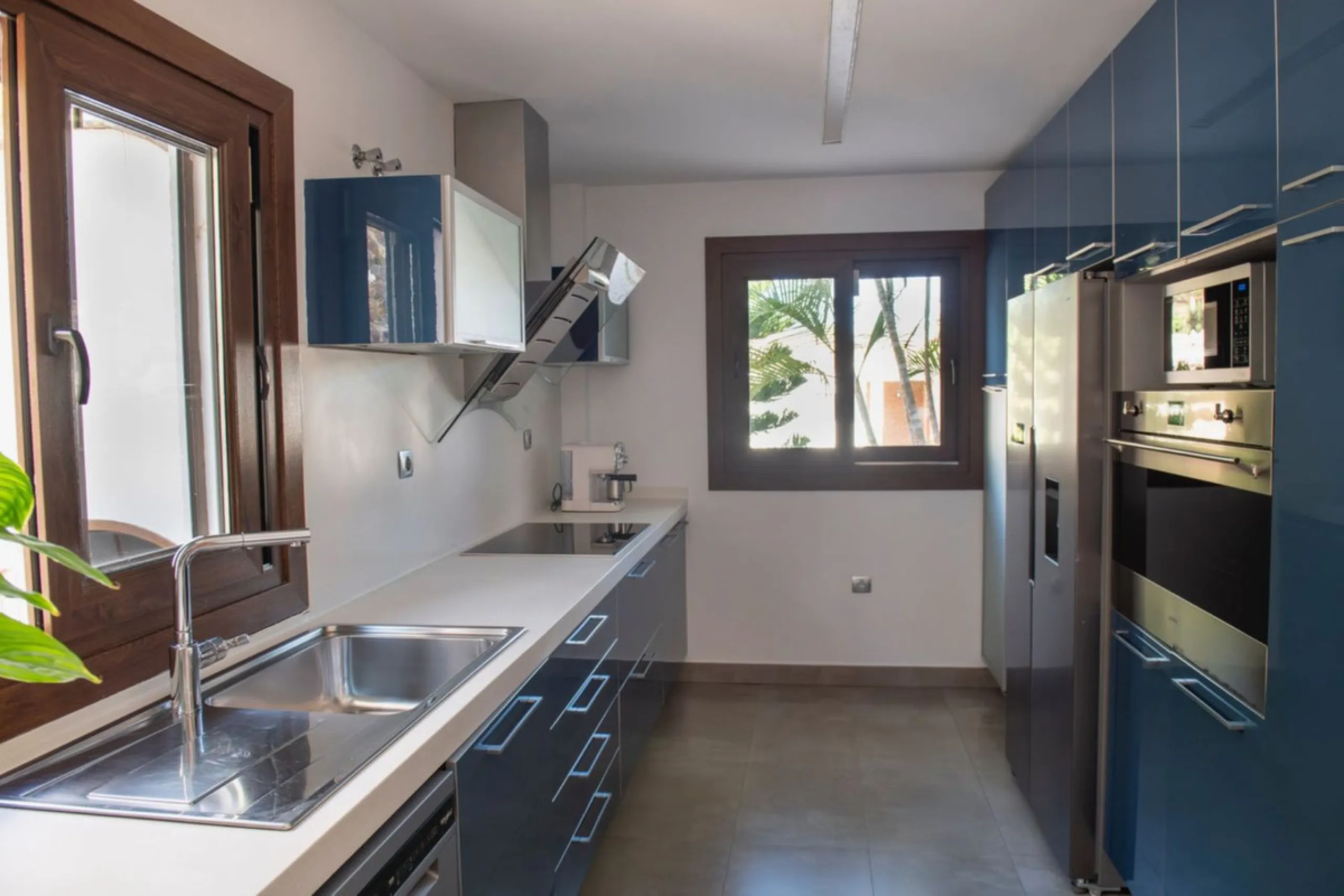 House - Detached Villa в продаже в Benalmadena, Málaga. В доме 4 спален и 4 ванных комнат. Площадь дома 294 м². Площадь участка 847 м²
