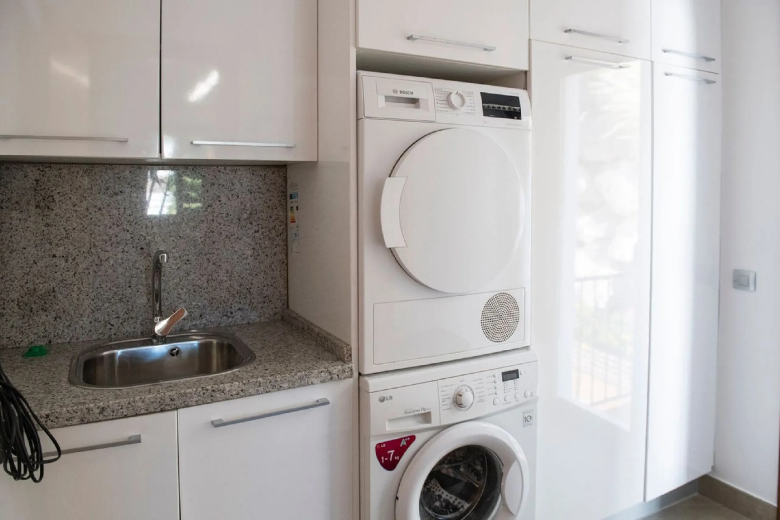 House - Detached Villa в продаже в Benalmadena, Málaga. В доме 4 спален и 4 ванных комнат. Площадь дома 294 м². Площадь участка 847 м²