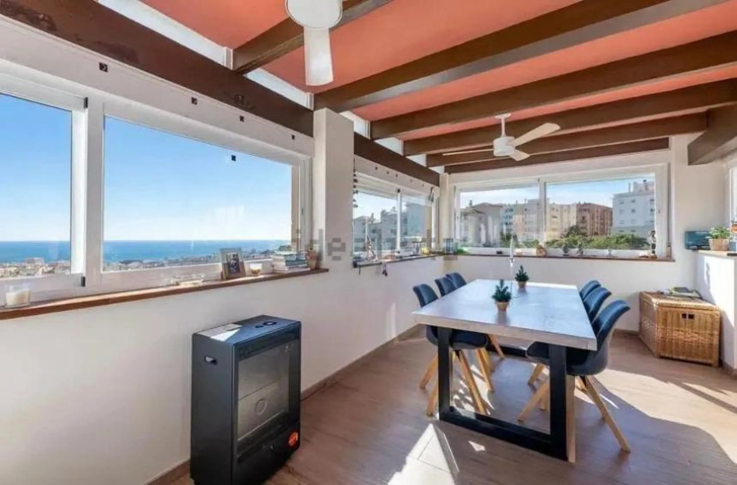 Direct sale from owner. We present this magnificent apartment located in one of the most sought-after areas of Arroyo de la Miel. Completely renovated and with an extension that maximizes space, it is a truly unique property.