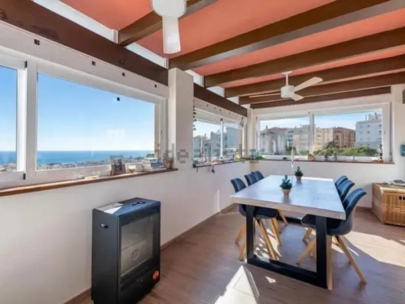 Direct sale from owner. We present this magnificent apartment located in one of the most sought-after areas of Arroyo de la Miel. Completely renovated and with an extension that maximizes space, it is a truly unique property.