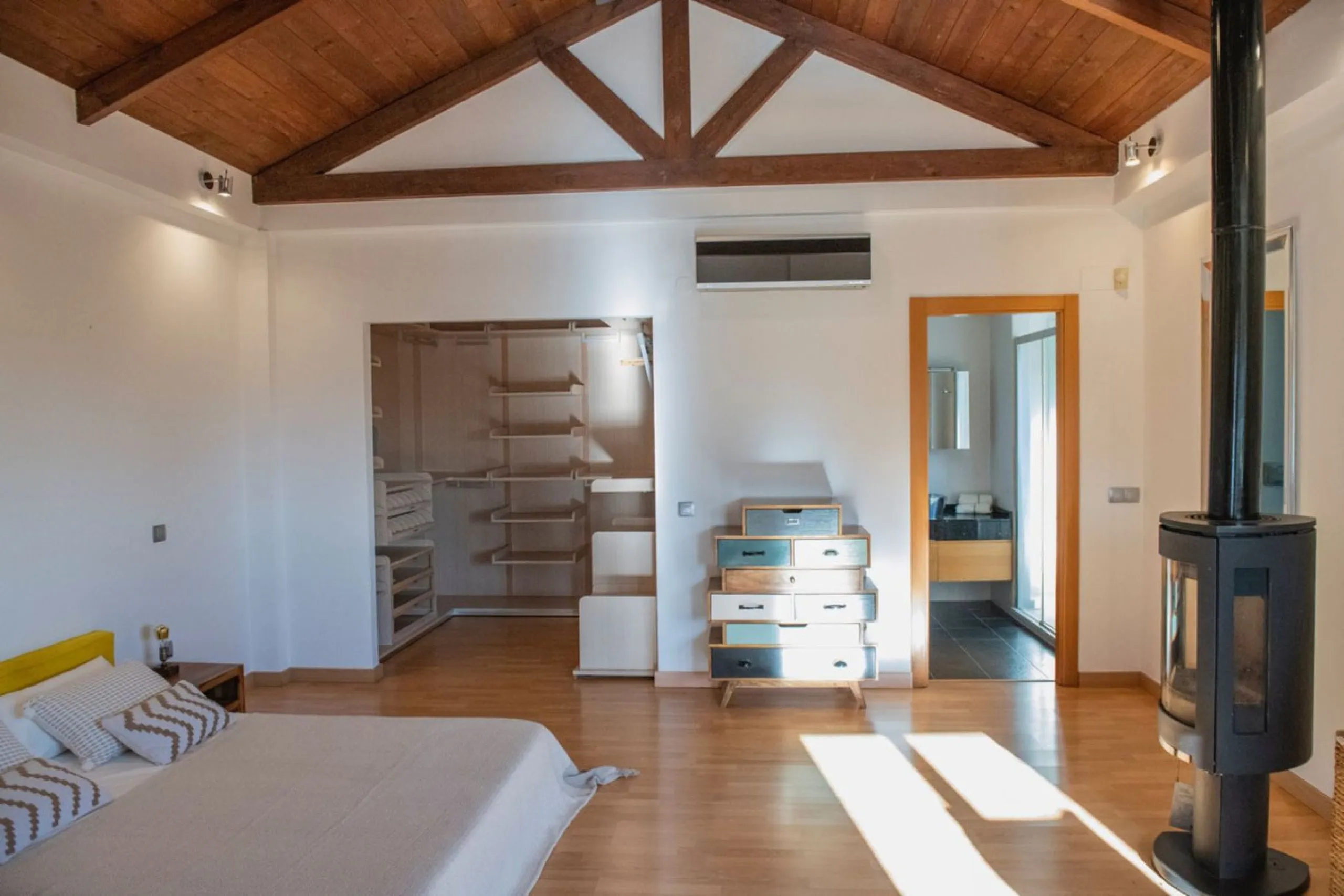 House - Detached Villa в продаже в Benalmadena, Málaga. В доме 4 спален и 4 ванных комнат. Площадь дома 294 м². Площадь участка 847 м²