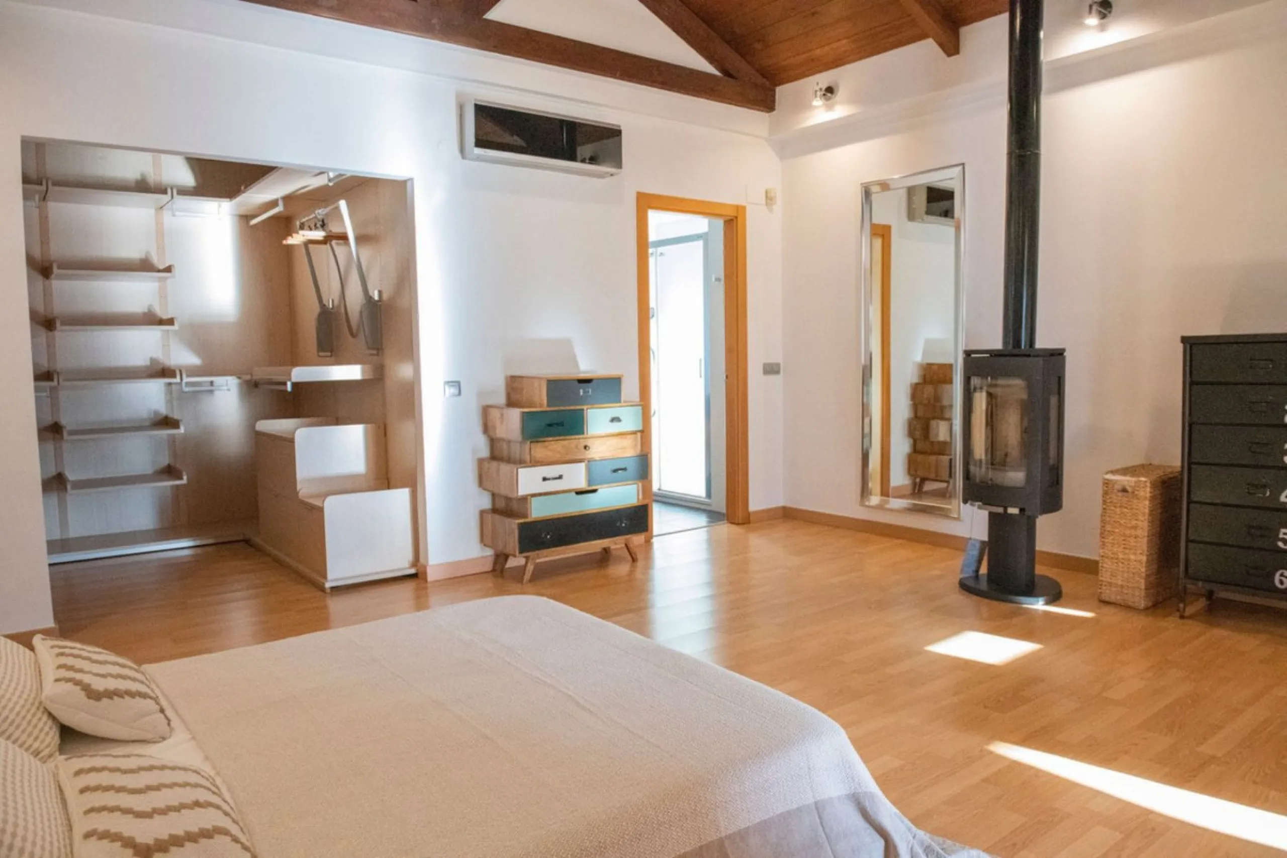 House - Detached Villa в продаже в Benalmadena, Málaga. В доме 4 спален и 4 ванных комнат. Площадь дома 294 м². Площадь участка 847 м²