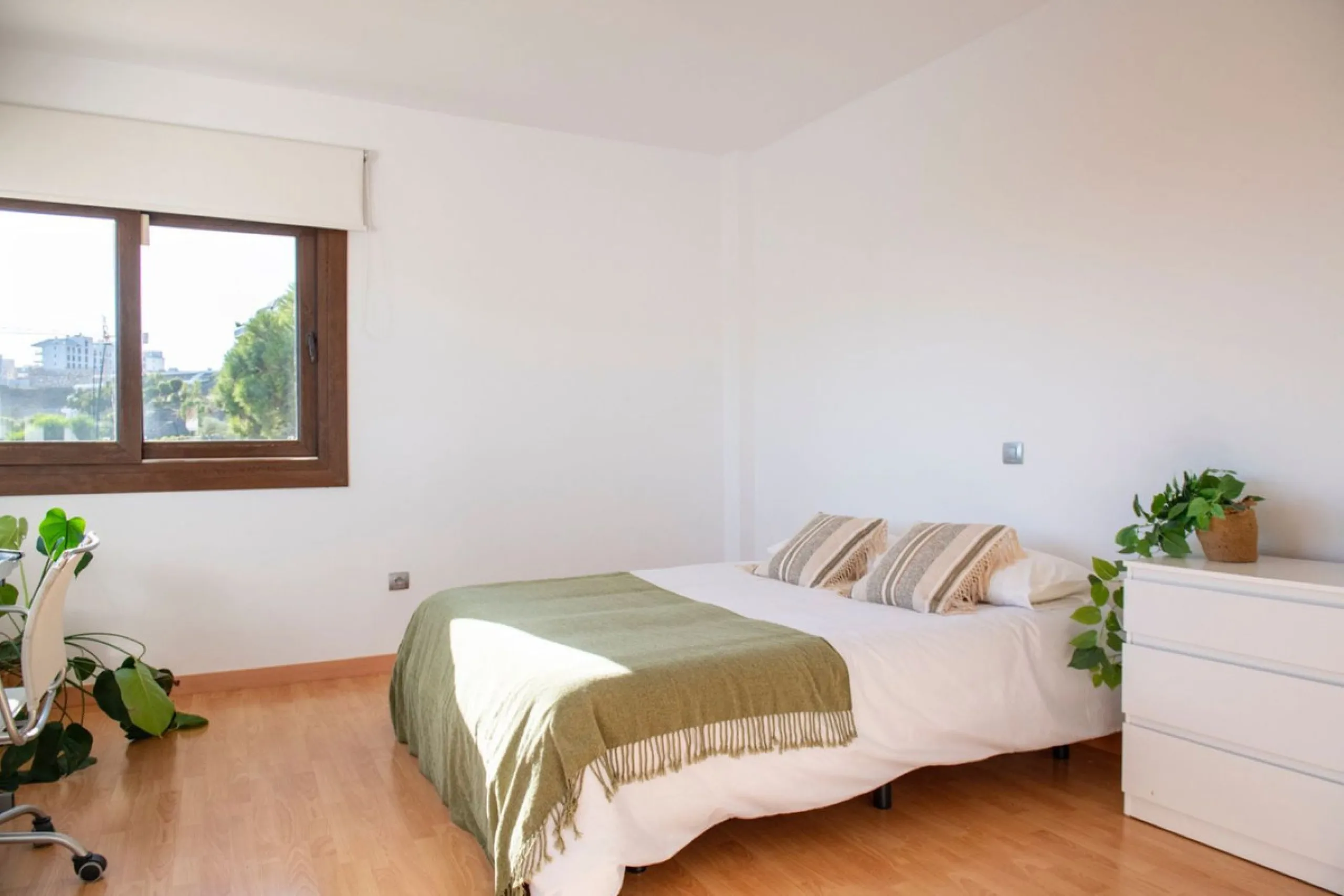 House - Detached Villa в продаже в Benalmadena, Málaga. В доме 4 спален и 4 ванных комнат. Площадь дома 294 м². Площадь участка 847 м²