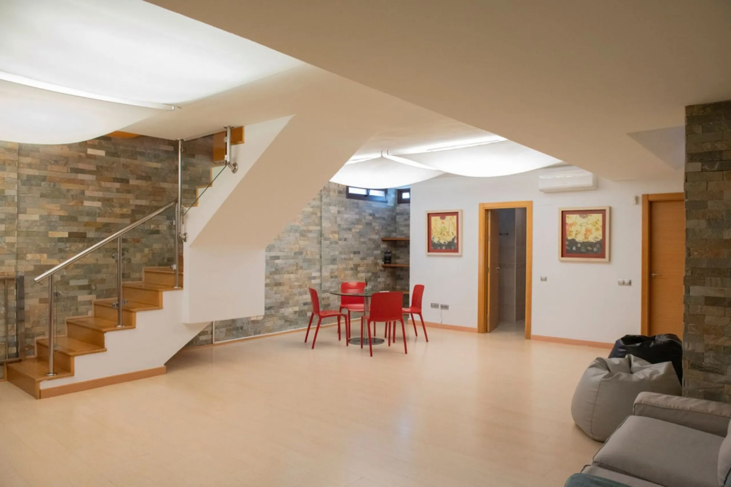 House - Detached Villa в продаже в Benalmadena, Málaga. В доме 4 спален и 4 ванных комнат. Площадь дома 294 м². Площадь участка 847 м²