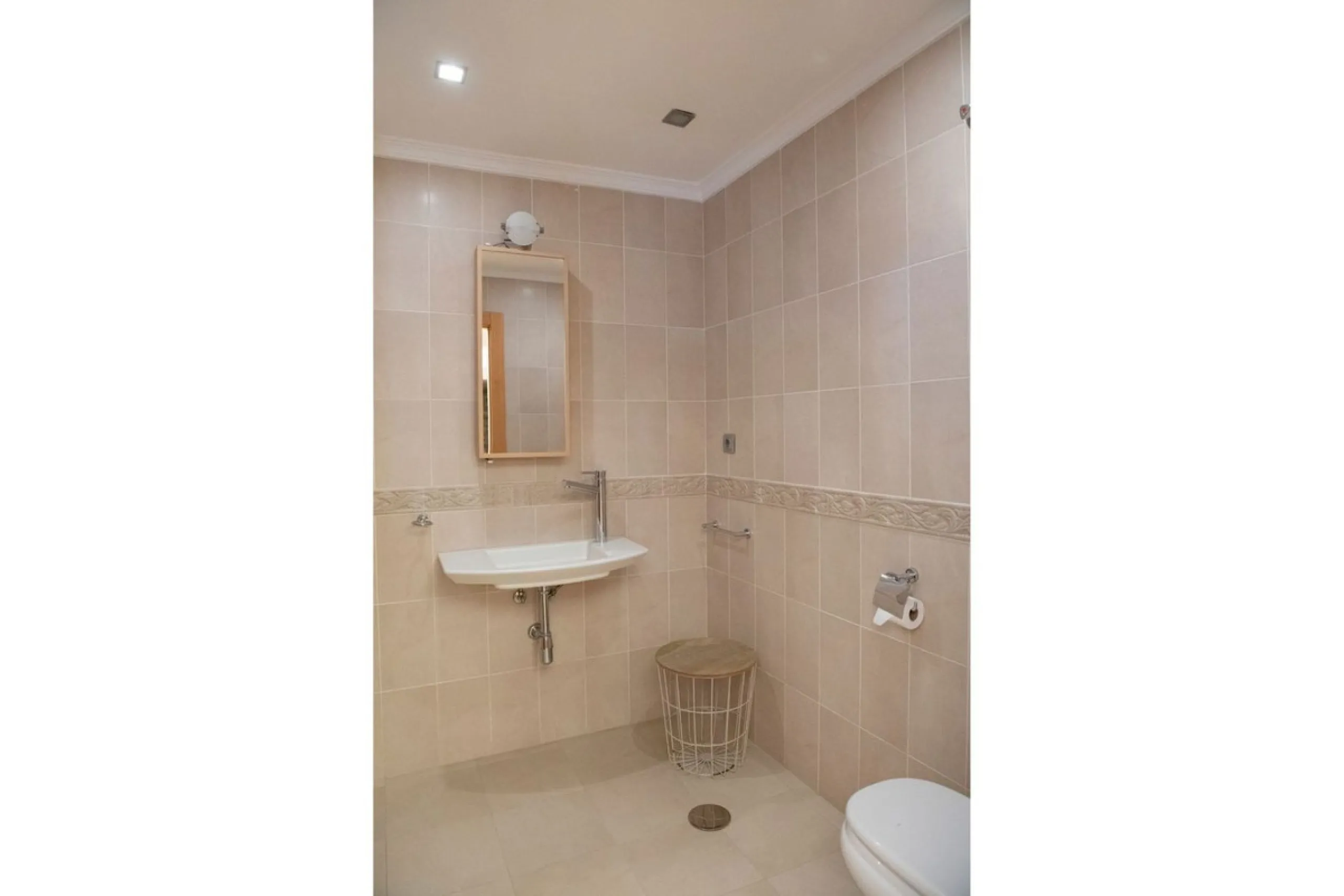 House - Detached Villa в продаже в Benalmadena, Málaga. В доме 4 спален и 4 ванных комнат. Площадь дома 294 м². Площадь участка 847 м²