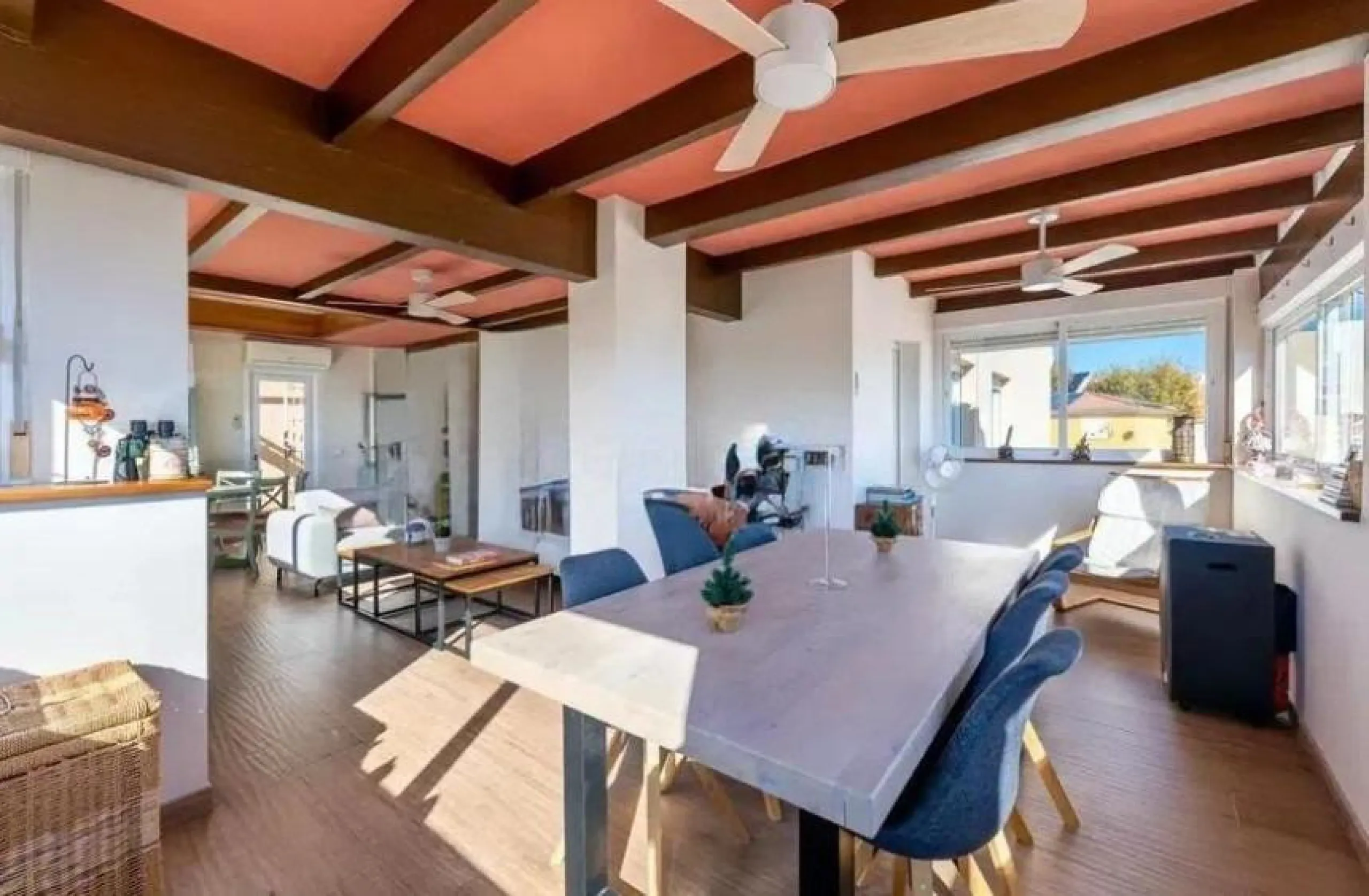 Direct sale from owner. We present this magnificent apartment located in one of the most sought-after areas of Arroyo de la Miel. Completely renovated and with an extension that maximizes space, it is a truly unique property.