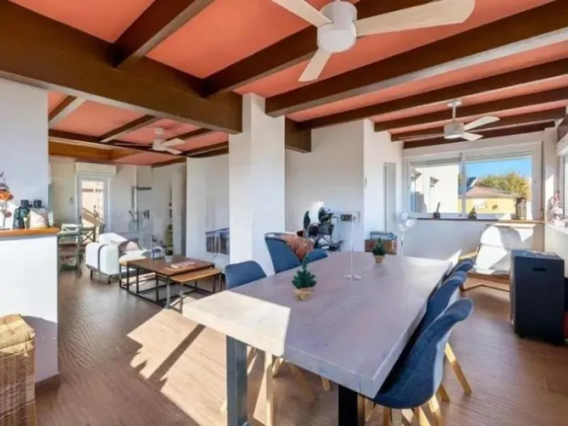 Direct sale from owner. We present this magnificent apartment located in one of the most sought-after areas of Arroyo de la Miel. Completely renovated and with an extension that maximizes space, it is a truly unique property.