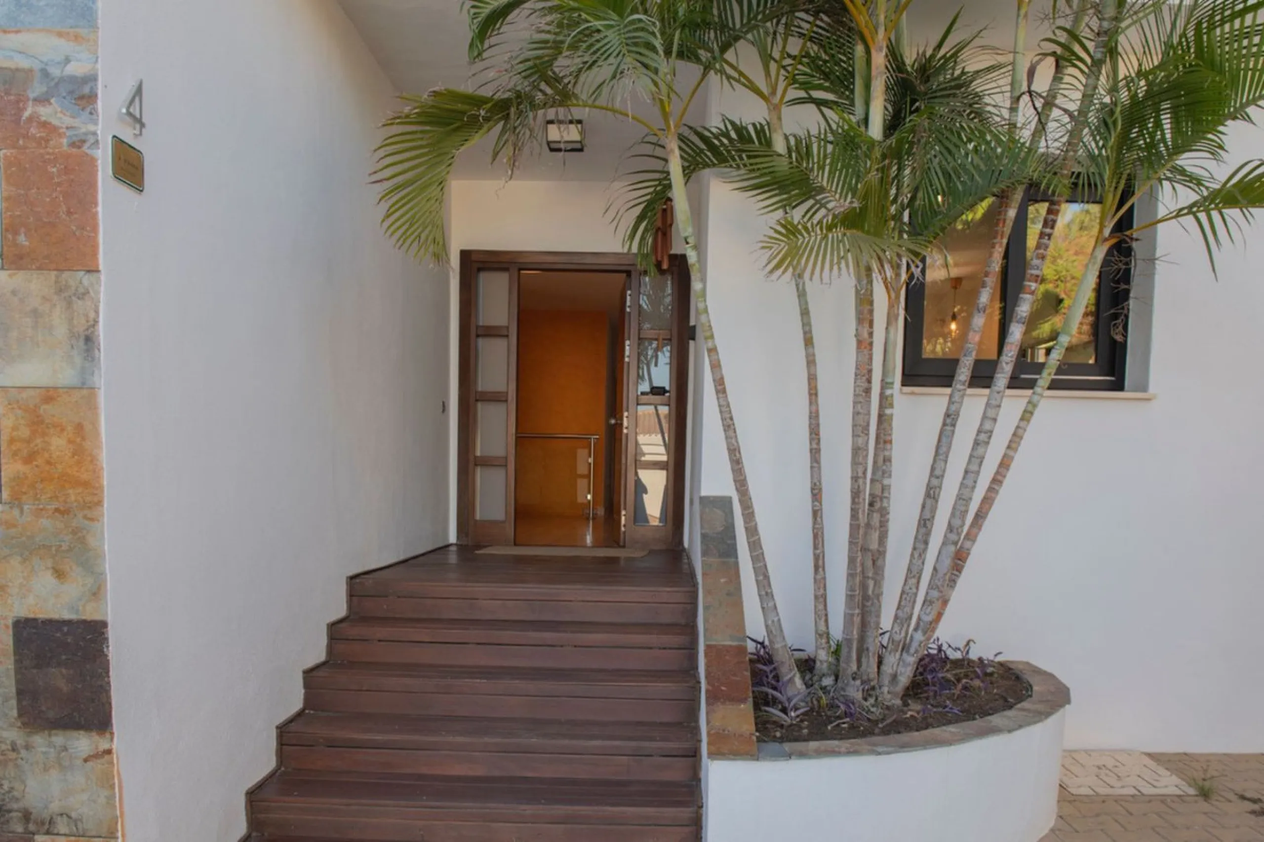 House - Detached Villa в продаже в Benalmadena, Málaga. В доме 4 спален и 4 ванных комнат. Площадь дома 294 м². Площадь участка 847 м²
