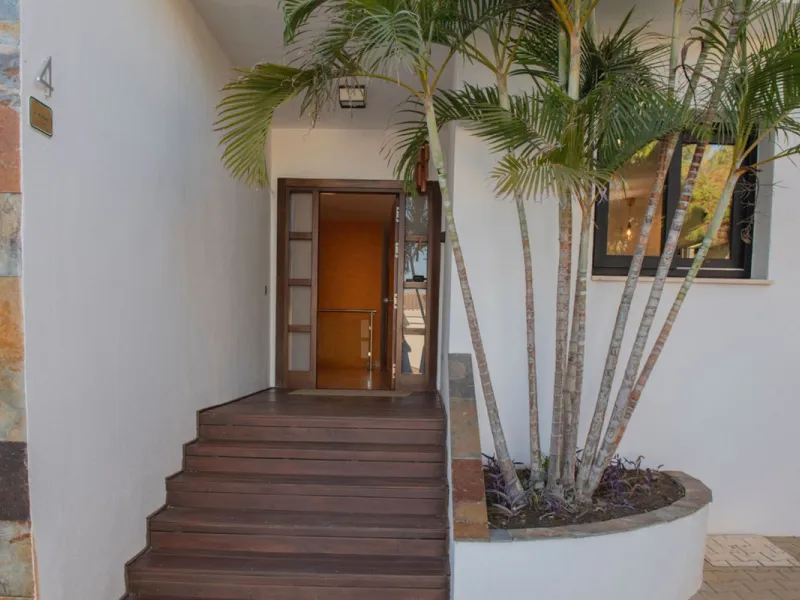 House - Detached Villa в продаже в Benalmadena, Málaga. В доме 4 спален и 4 ванных комнат. Площадь дома 294 м². Площадь участка 847 м²