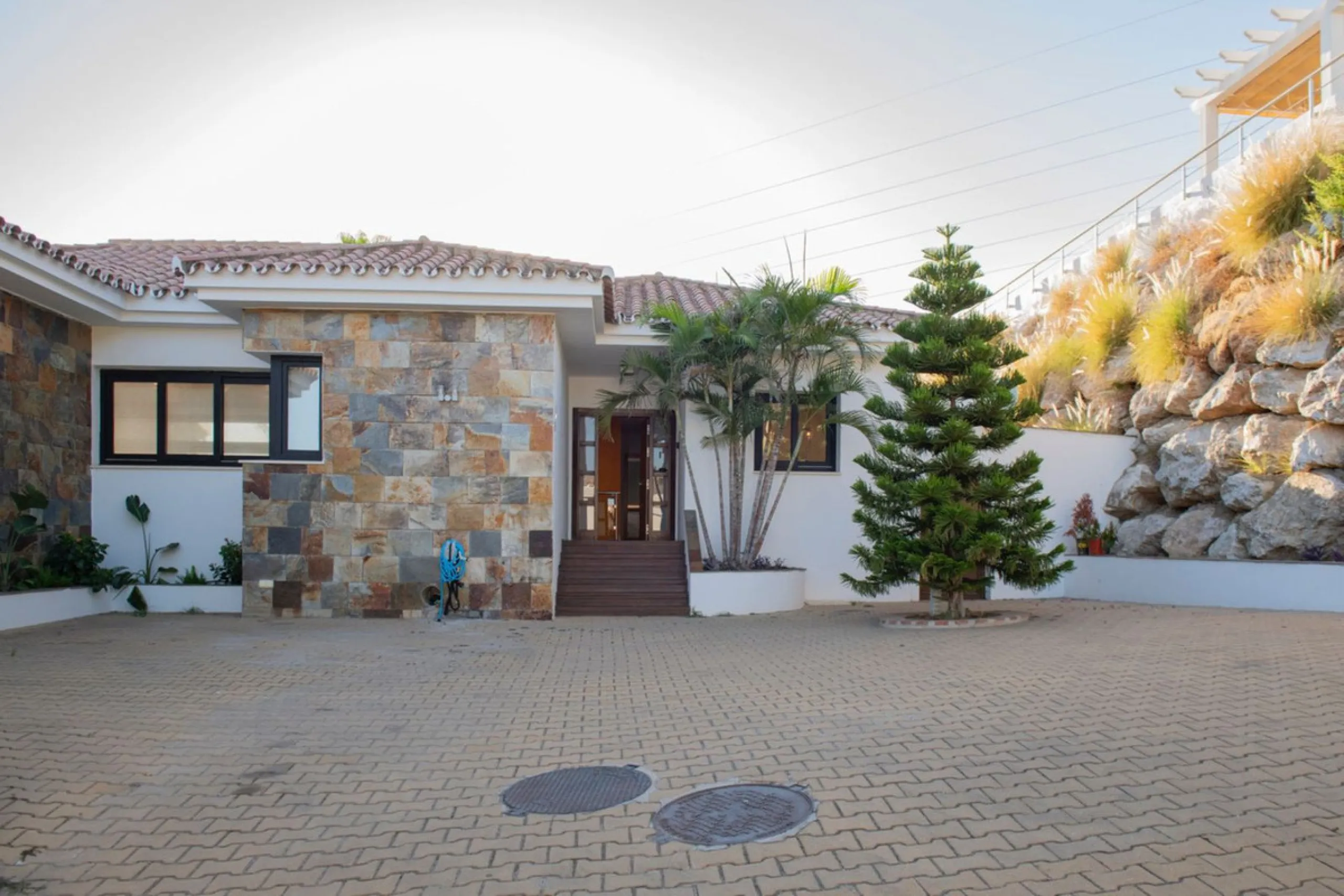 House - Detached Villa в продаже в Benalmadena, Málaga. В доме 4 спален и 4 ванных комнат. Площадь дома 294 м². Площадь участка 847 м²