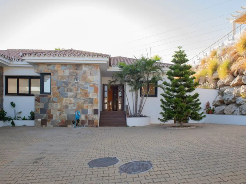House - Detached Villa в продаже в Benalmadena, Málaga. В доме 4 спален и 4 ванных комнат. Площадь дома 294 м². Площадь участка 847 м²