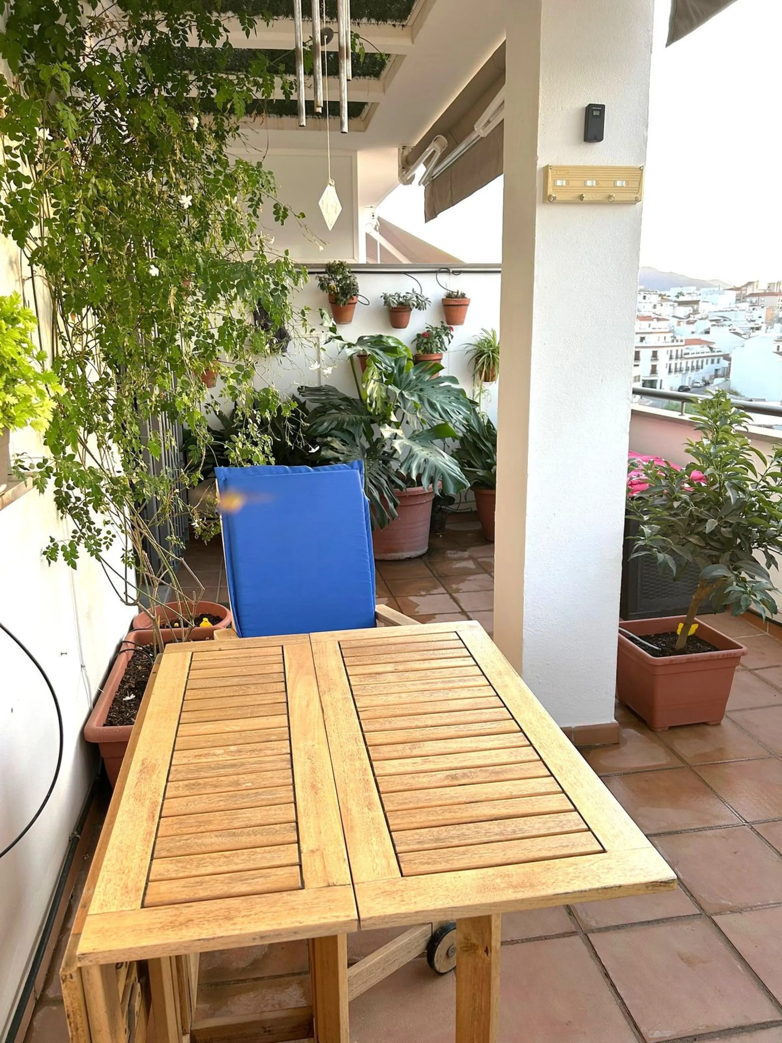 Two-bedroom penthouse for sale located in the upper part of Alhaurín el Grande. It has two large terraces with unbeatable views of the area. From the front terrace, measuring 14 m2, you can admire the Sierra de Mijas mountains, and the rear terrace, measu