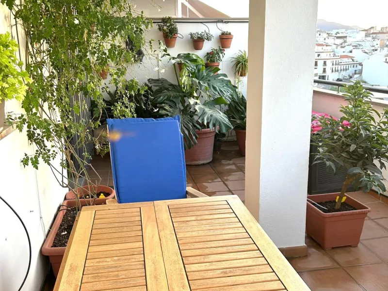 Two-bedroom penthouse for sale located in the upper part of Alhaurín el Grande. It has two large terraces with unbeatable views of the area. From the front terrace, measuring 14 m2, you can admire the Sierra de Mijas mountains, and the rear terrace, measu