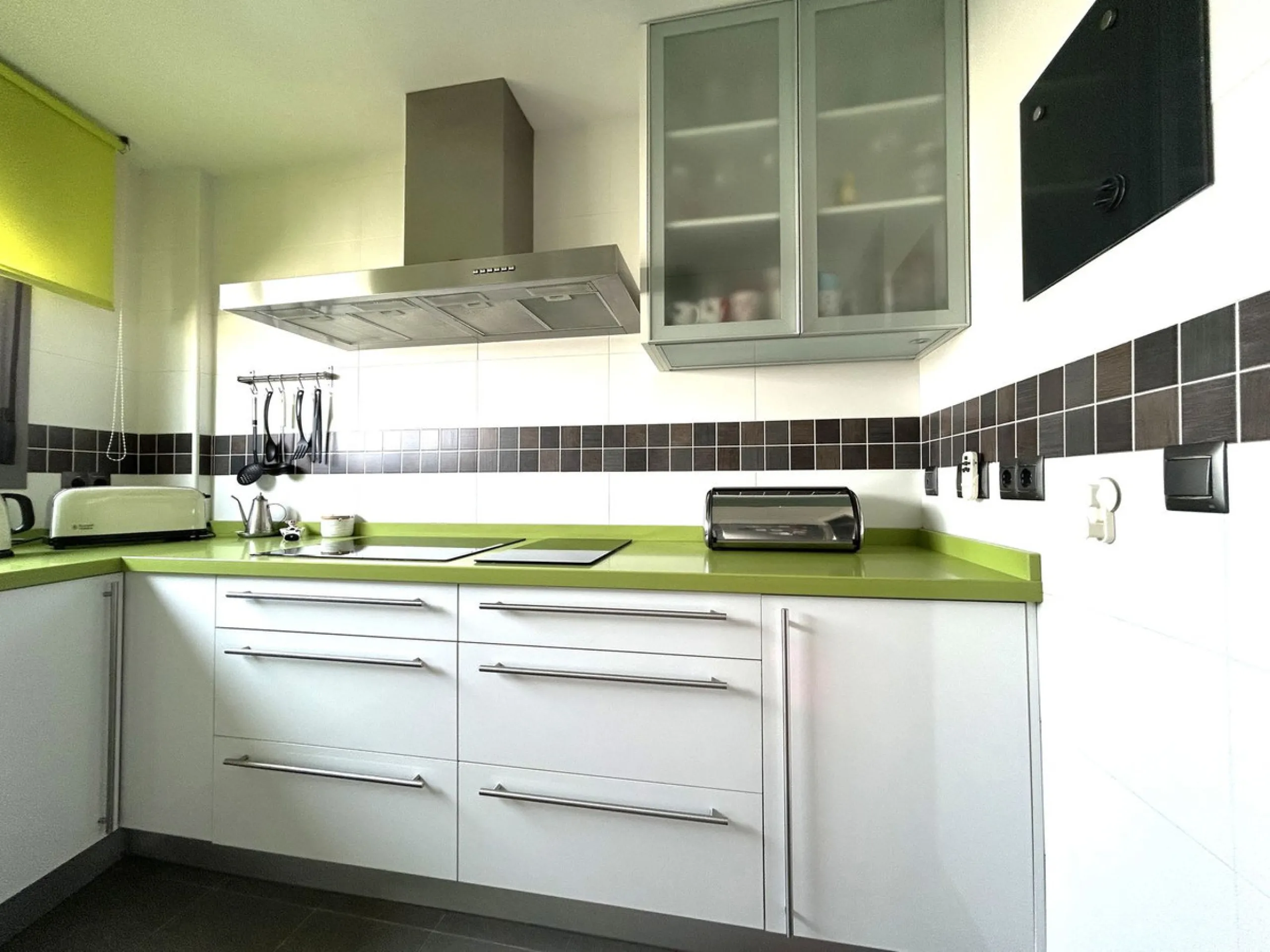 Two-bedroom penthouse for sale located in the upper part of Alhaurín el Grande. It has two large terraces with unbeatable views of the area. From the front terrace, measuring 14 m2, you can admire the Sierra de Mijas mountains, and the rear terrace, measu