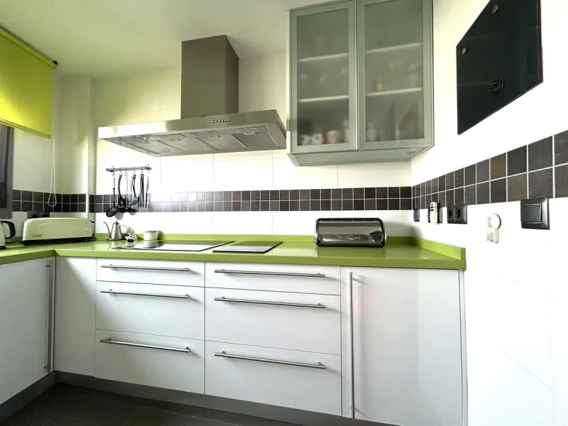 Two-bedroom penthouse for sale located in the upper part of Alhaurín el Grande. It has two large terraces with unbeatable views of the area. From the front terrace, measuring 14 m2, you can admire the Sierra de Mijas mountains, and the rear terrace, measu