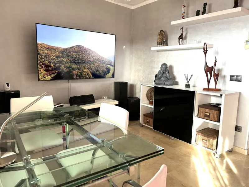 Two-bedroom penthouse for sale located in the upper part of Alhaurín el Grande. It has two large terraces with unbeatable views of the area. From the front terrace, measuring 14 m2, you can admire the Sierra de Mijas mountains, and the rear terrace, measu
